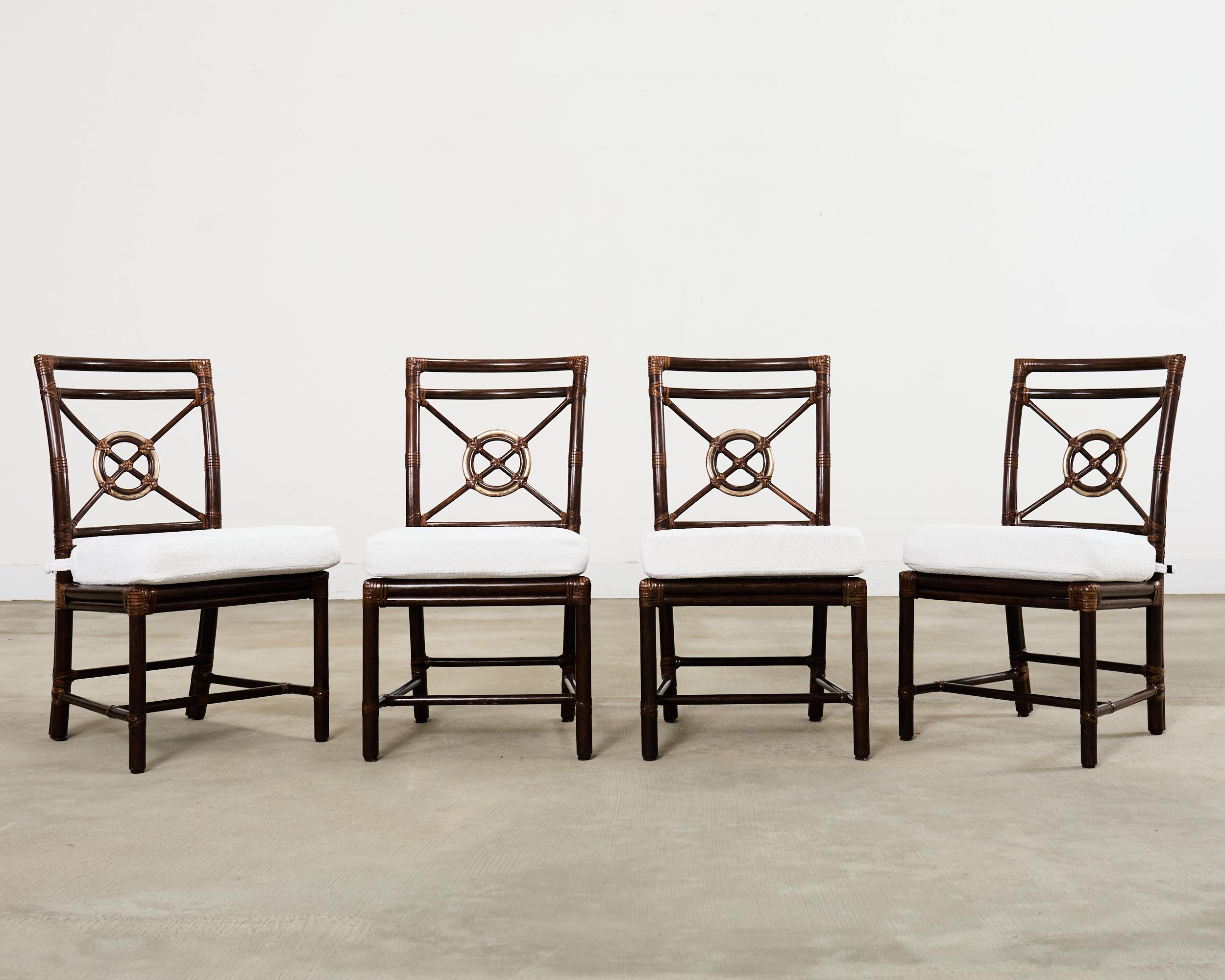 Splendido set di quattro sedie da pranzo in rattan organico moderno su misura, disegnate in stile organico moderno costiero californiano dagli artigiani McGuire. La sedia Model No. MMCM60 è caratterizzata da uno schienale con motivo a bersaglio e da