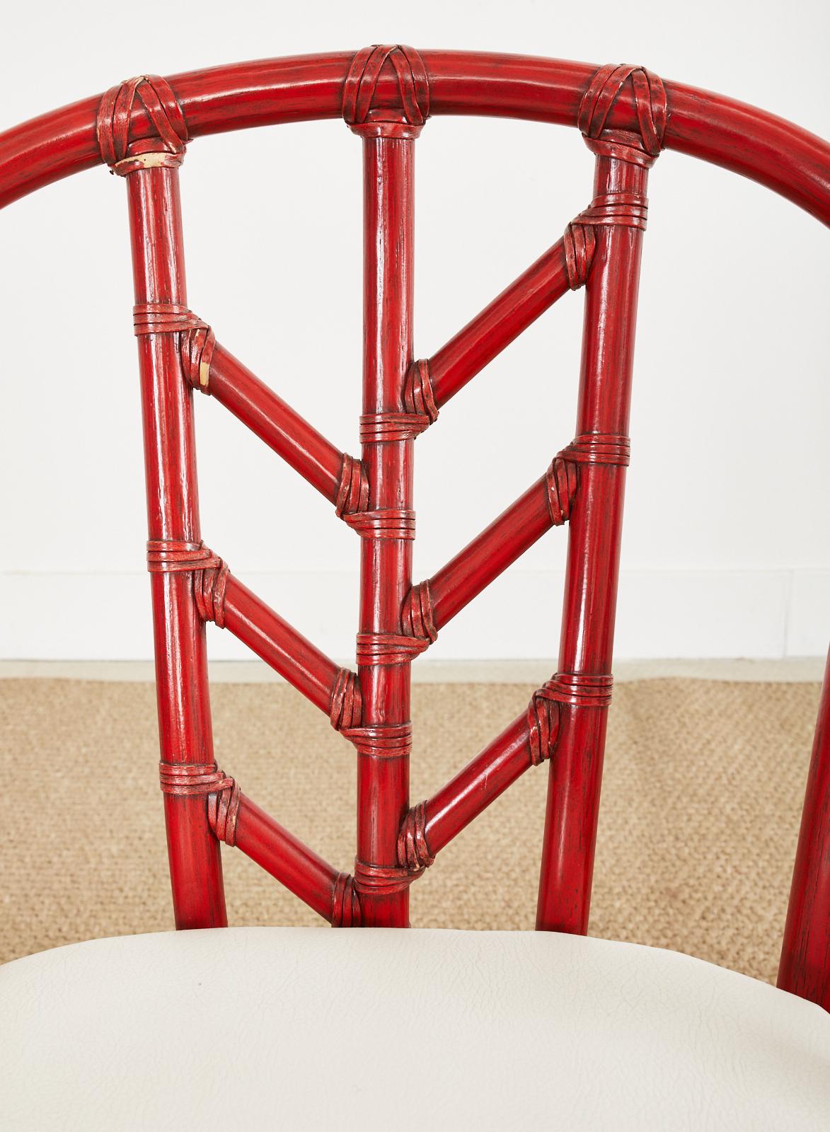 Set aus vier rot lackierten McGuire-Rattan-Esszimmerstühlen im Angebot 5