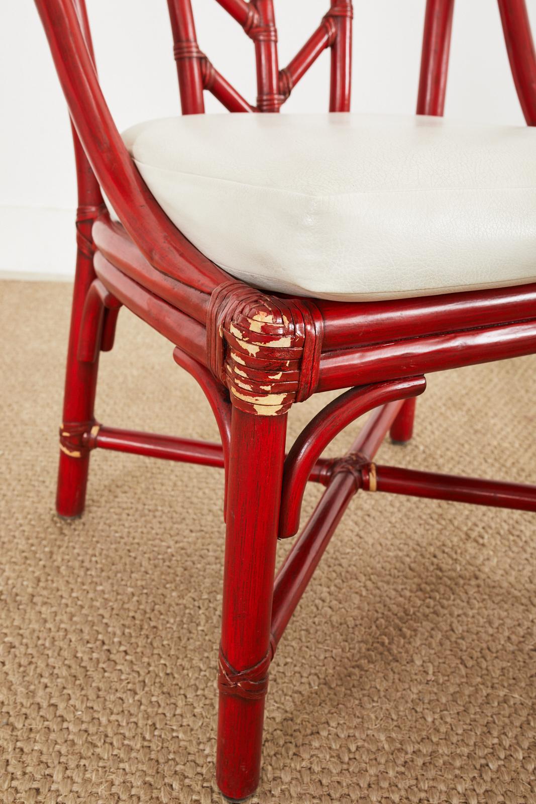 Set aus vier rot lackierten McGuire-Rattan-Esszimmerstühlen im Angebot 6