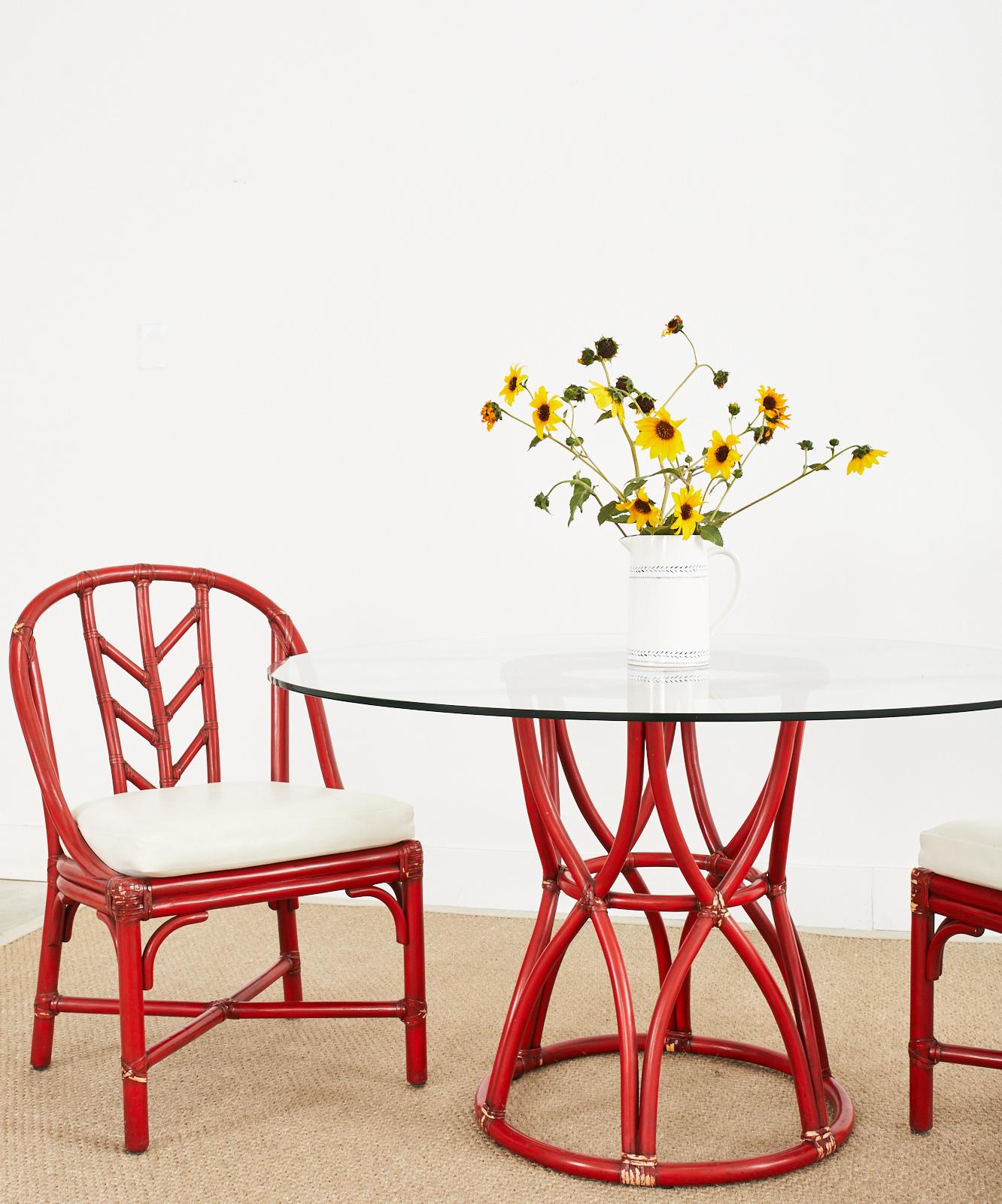 Set aus vier rot lackierten McGuire-Rattan-Esszimmerstühlen im Angebot 7
