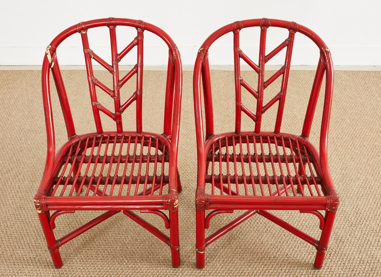 Set aus vier rot lackierten McGuire-Rattan-Esszimmerstühlen im Angebot 9