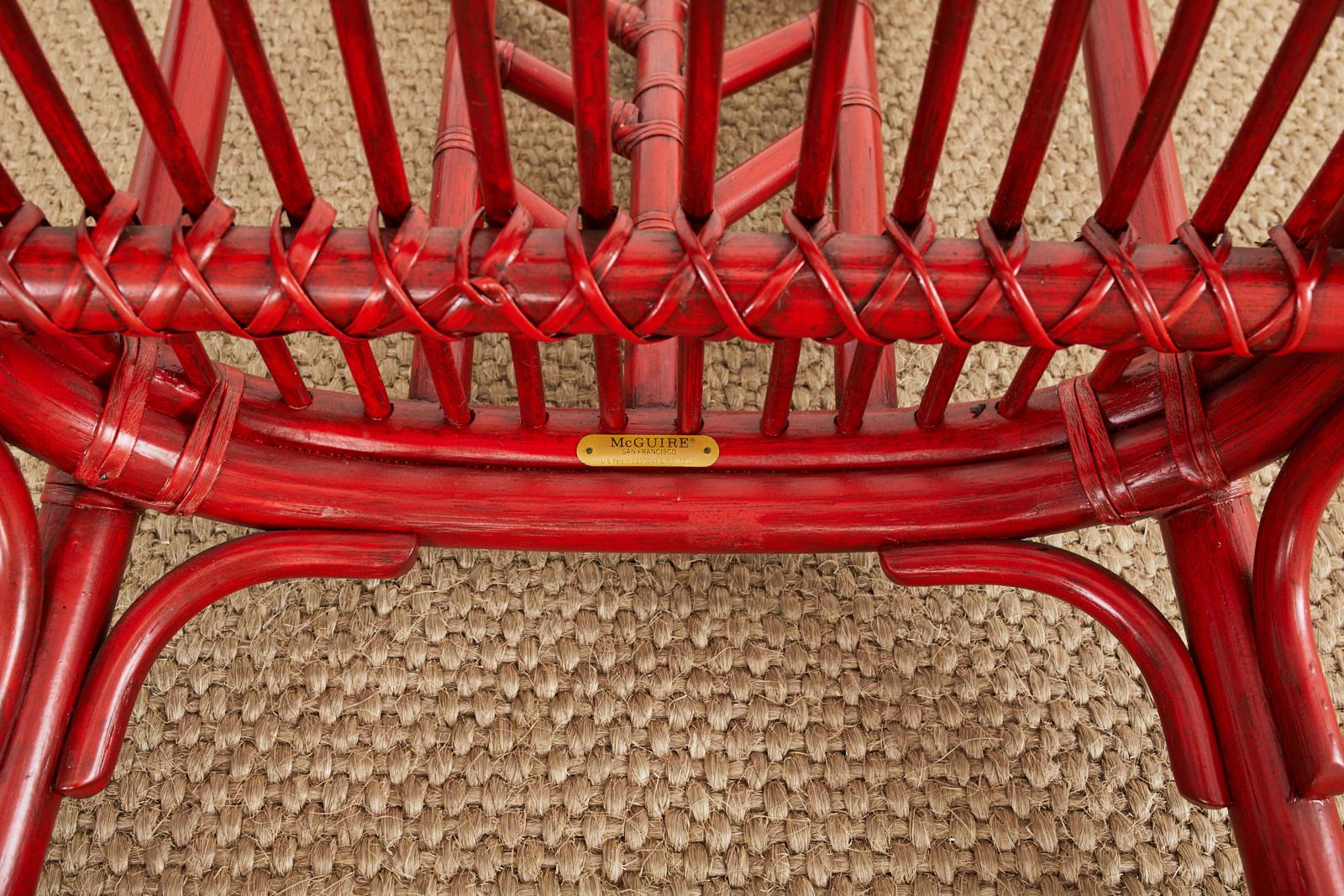 Juego de cuatro sillas de comedor de ratán McGuire lacadas en rojo en venta 10