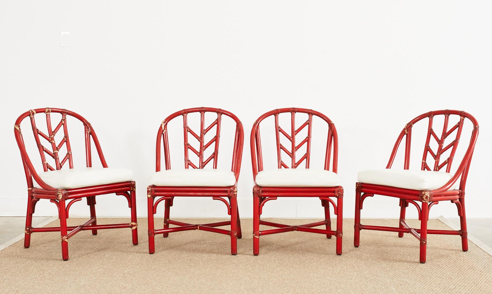 Set aus vier rot lackierten McGuire-Rattan-Esszimmerstühlen (Organische Moderne) im Angebot