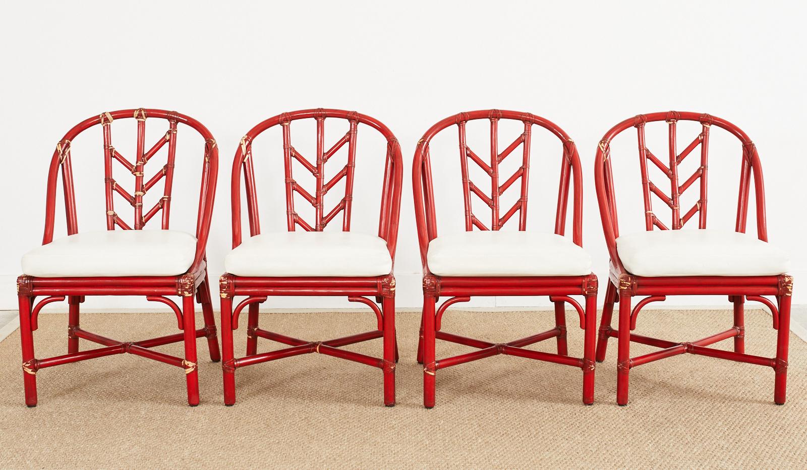 Set aus vier rot lackierten McGuire-Rattan-Esszimmerstühlen (Lackiert) im Angebot
