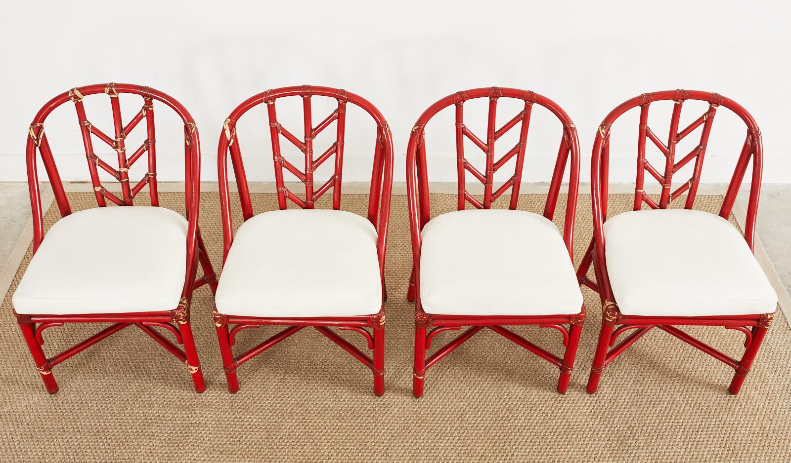 Ensemble de quatre chaises de salle à manger McGuire en rotin laqué rouge Bon état - En vente à Rio Vista, CA