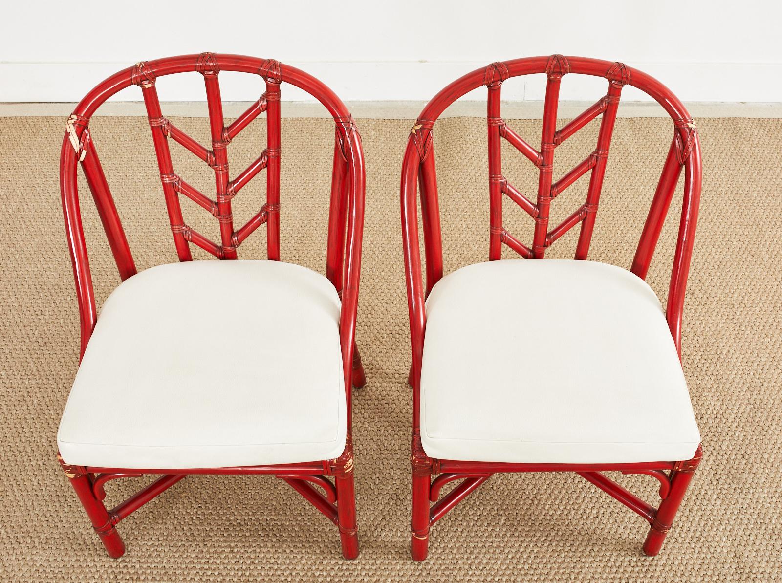 Cuir Ensemble de quatre chaises de salle à manger McGuire en rotin laqué rouge en vente