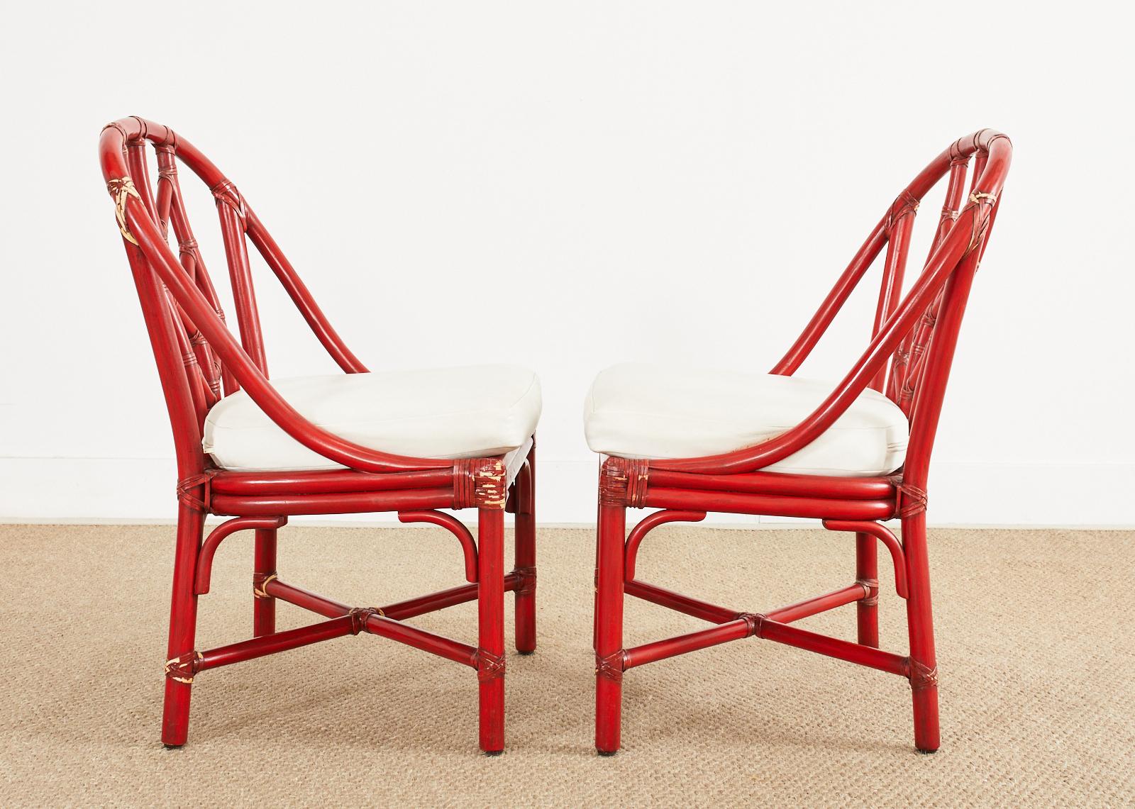 Set aus vier rot lackierten McGuire-Rattan-Esszimmerstühlen im Angebot 1