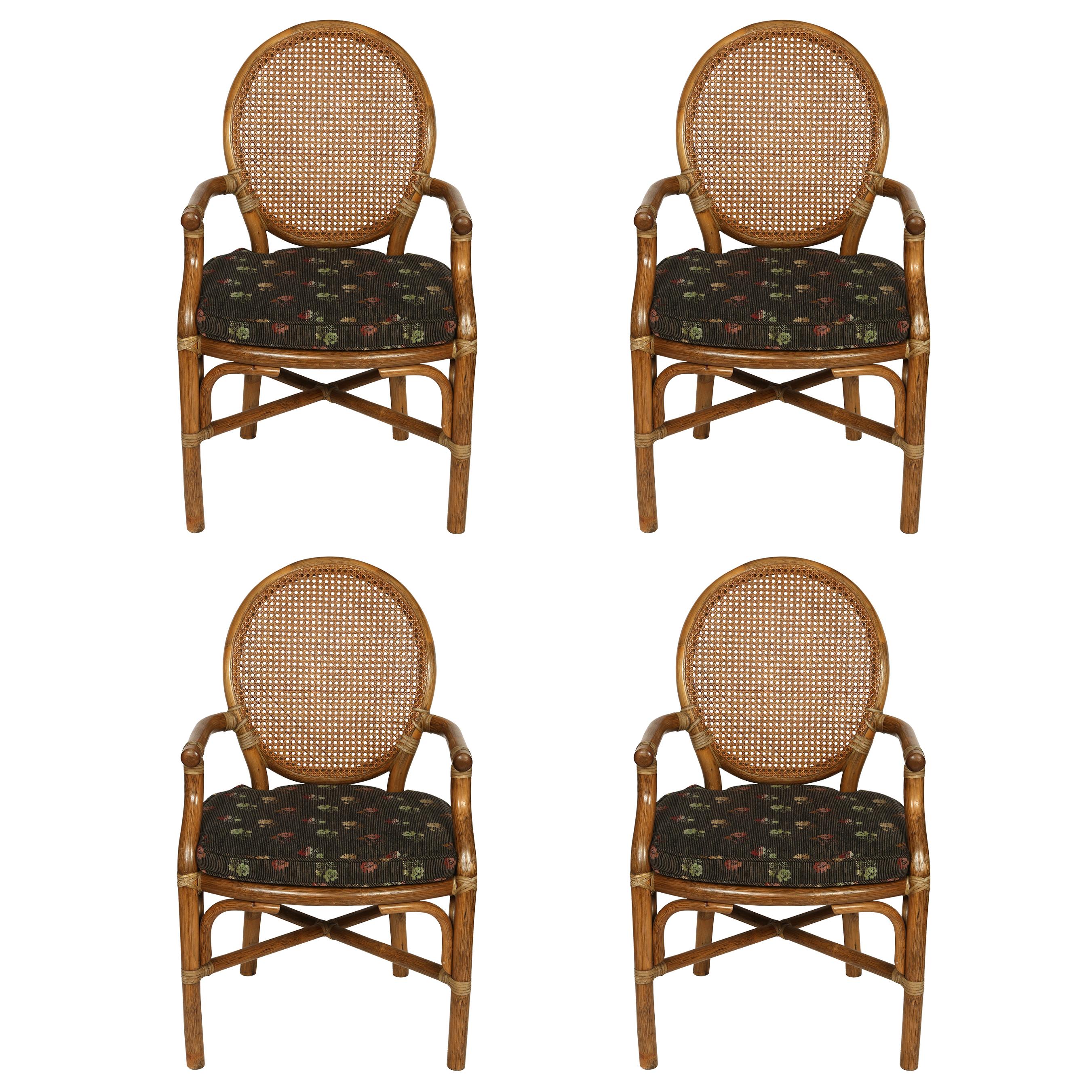 Ensemble de quatre fauteuils cannés de style McGuire en vente