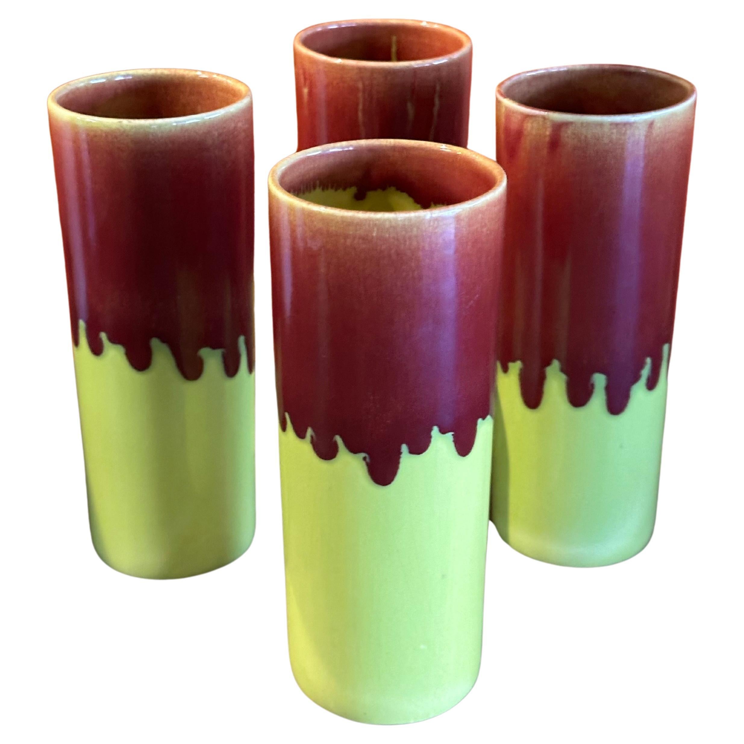 Toller Satz von vier Eisteegläsern aus Keramik mit Tropfglasur und einem Krug von Allens of California, ca. 1960er Jahre. Jedes Glas misst 2,25 