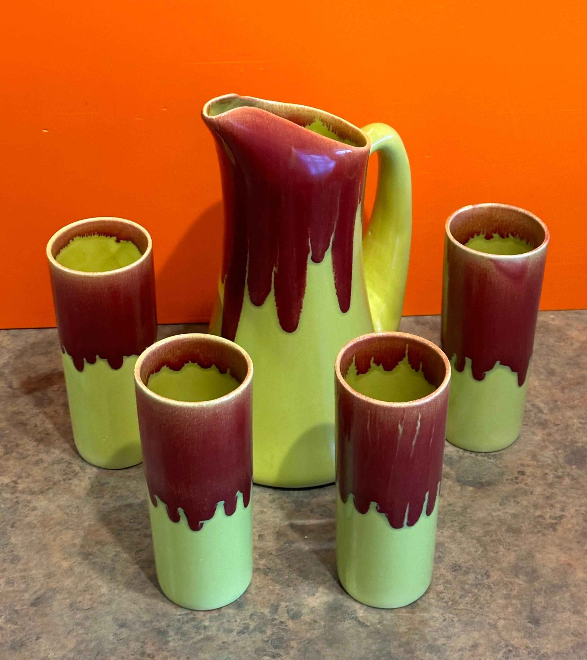 Set von vier MCM Tropfglasur-Eis- und Teegläsern und Krug aus Keramik aus Keramik von Allen of Calif mit Tropfglasur. (amerikanisch) im Angebot