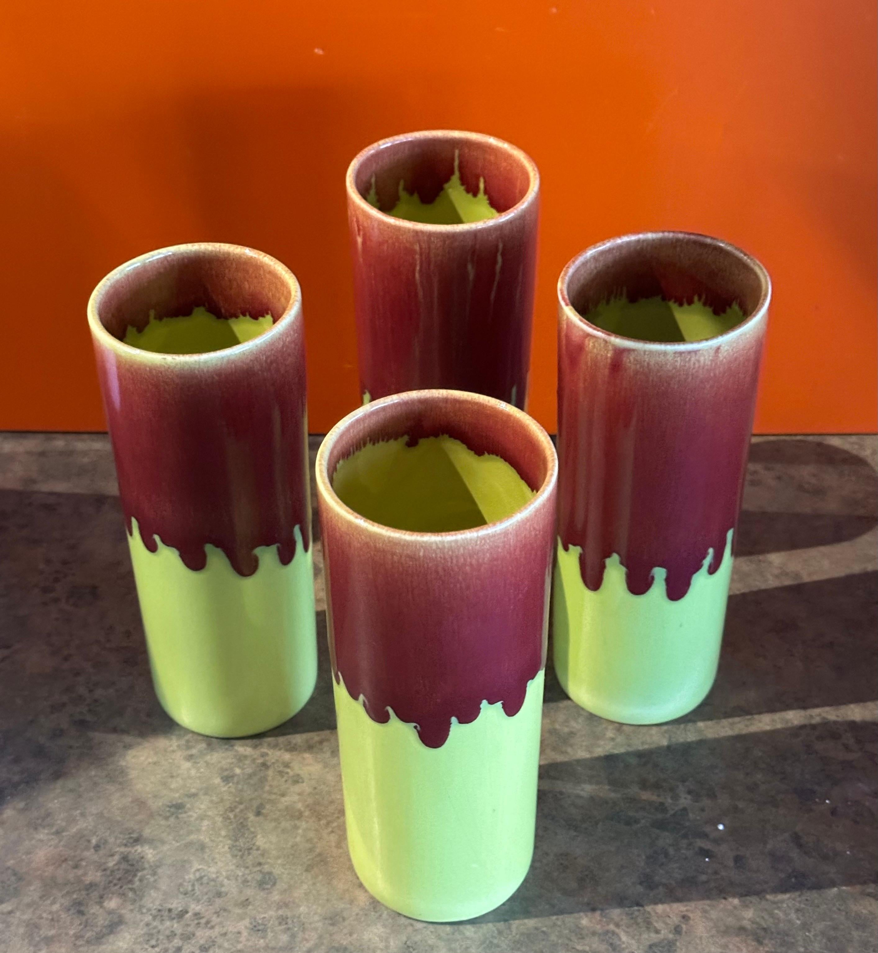 Set von vier MCM Tropfglasur-Eis- und Teegläsern und Krug aus Keramik aus Keramik von Allen of Calif mit Tropfglasur. (20. Jahrhundert) im Angebot