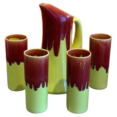 Set von vier MCM Tropfglasur-Eis- und Teegläsern und Krug aus Keramik aus Keramik von Allen of Calif mit Tropfglasur.