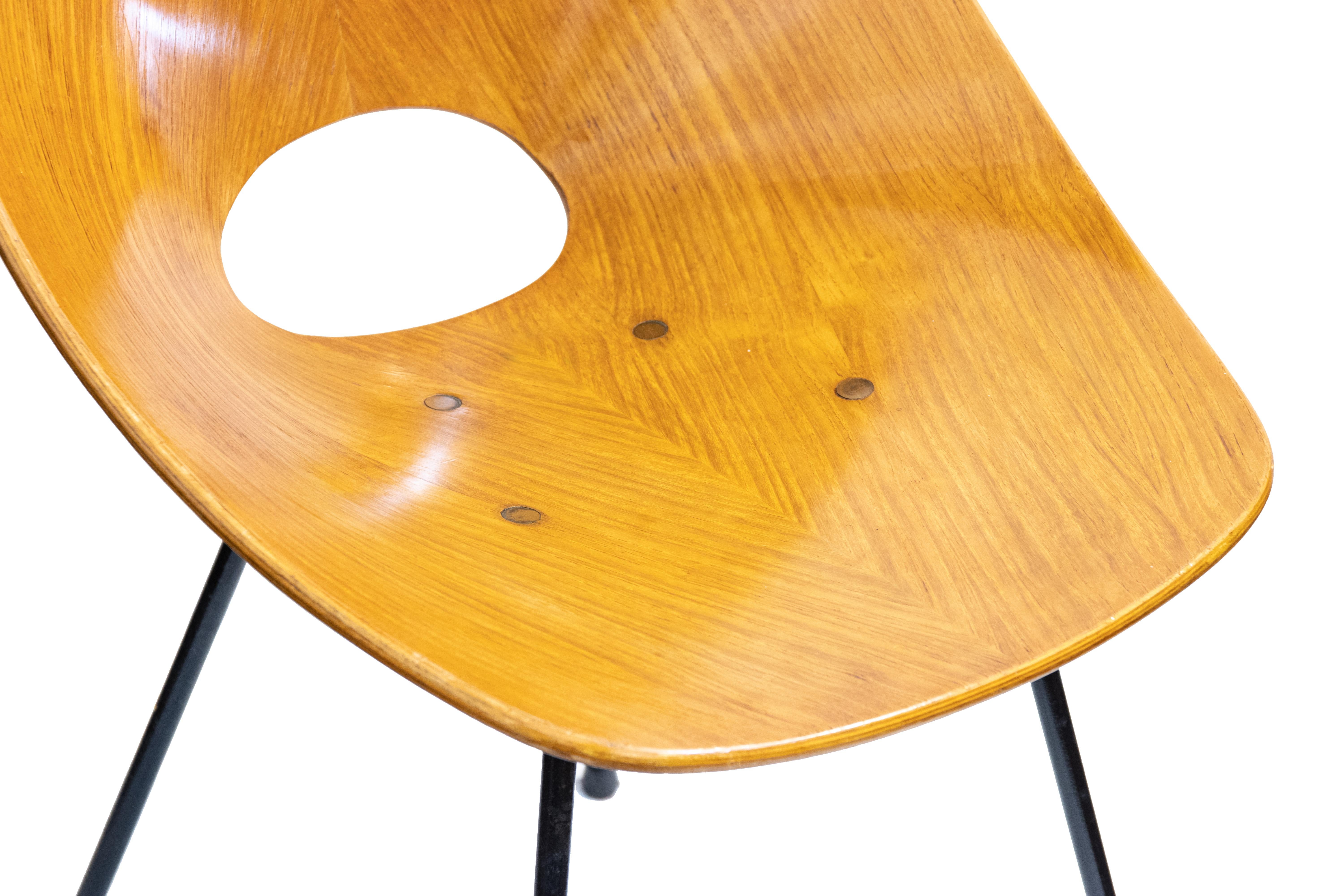 Der ikonische Stuhl Medea wurde 1955 von Vittorio Nobili für Fratelli Tagliabue entworfen und gewann im darauf folgenden Jahr (1956) den Compasso D'Oro auf der Biennale für Industriedesign in Mailand. Gebogenes Sperrholz mit ebonisierter Rückseite