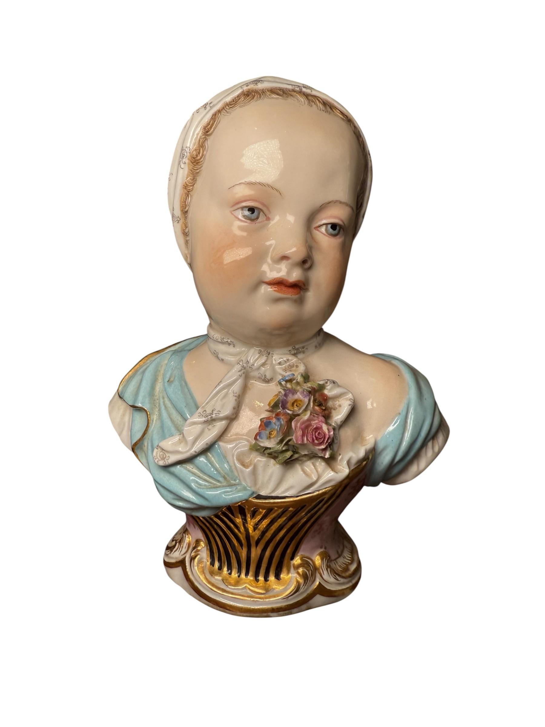 Si tratta di un set di quattro busti di Meissen Porcelain dei figli dei Borbone. Raffigura quattro busti di bambini che indossano diversi CAP decorati e abiti colorati, alcuni dei quali ornati da bouquet di fiori. Tutti con la pelle chiara, le