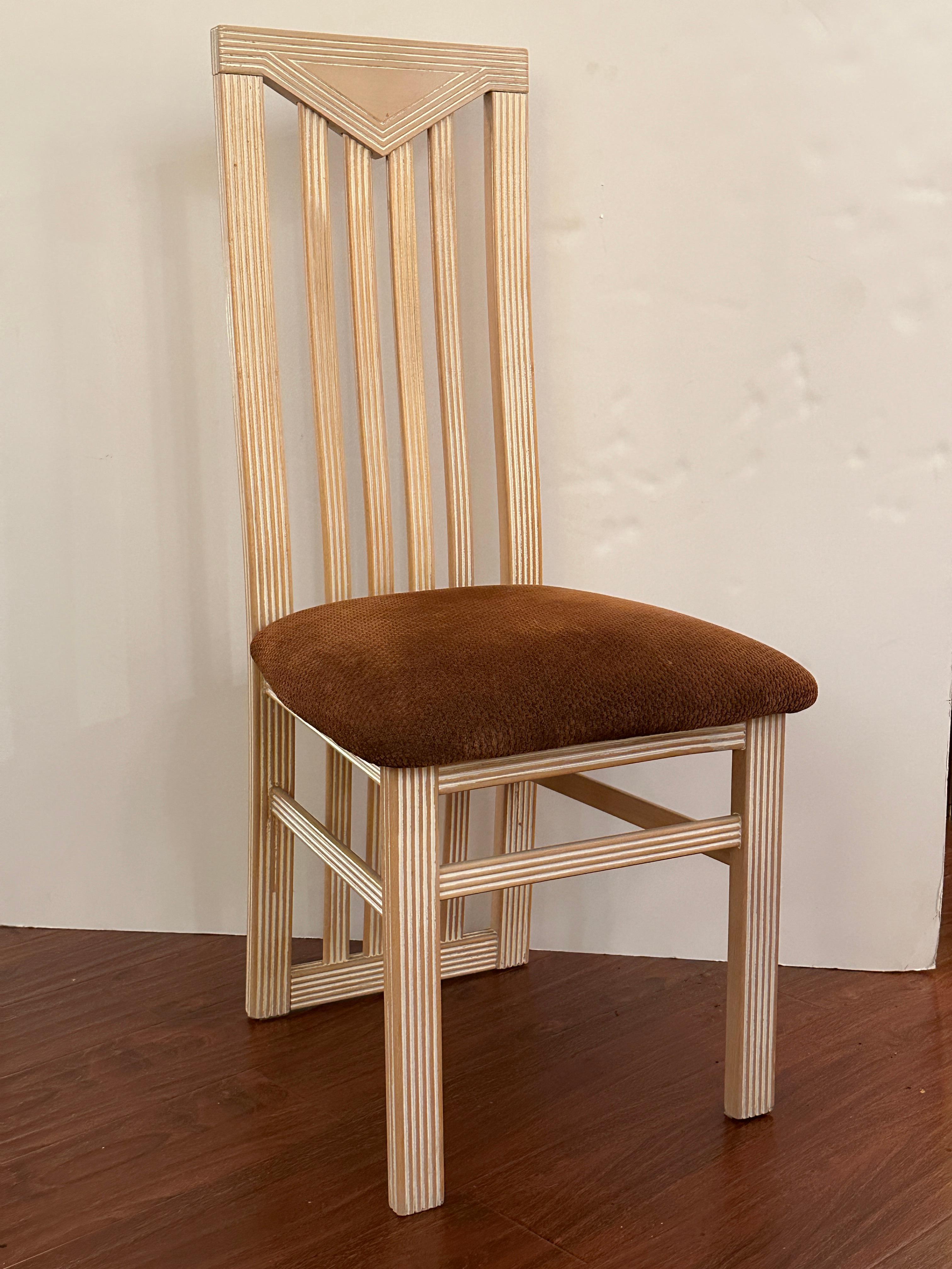 Dieses Set aus vier Stühlen mit hoher Rückenlehne wurde in sorgfältiger Handarbeit hergestellt und ist in einem eleganten weißen Holzton lackiert. Die Stühle sind mit rostfarbenem Samtstoff bezogen, der die weiß lackierte Holzoberfläche ergänzt.