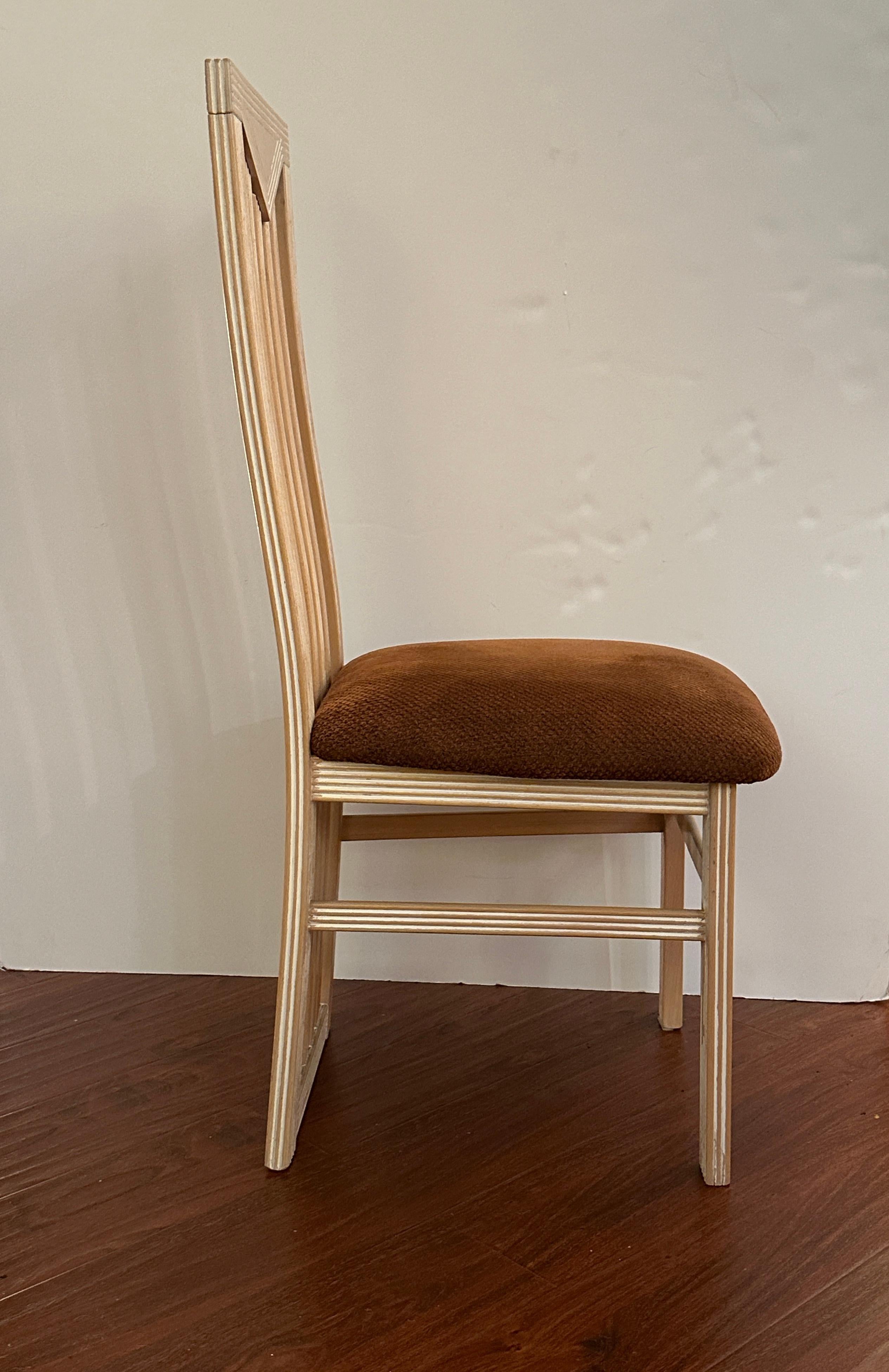 Satz von vier italienischen Esszimmerstühlen aus weiß gewaschenem Memphis-Holz von S.p.A. Tonon (Postmoderne) im Angebot