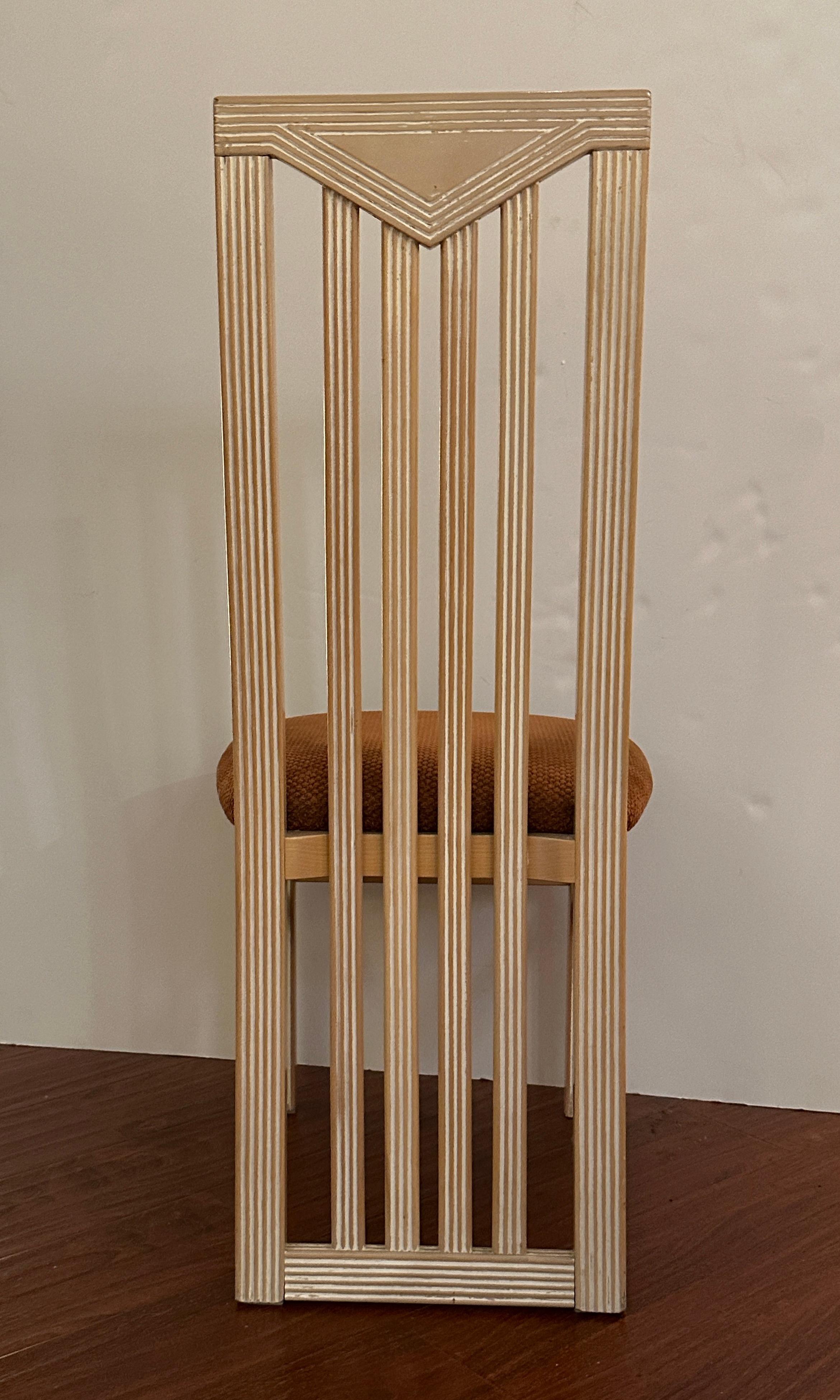 Satz von vier italienischen Esszimmerstühlen aus weiß gewaschenem Memphis-Holz von S.p.A. Tonon (Italienisch) im Angebot