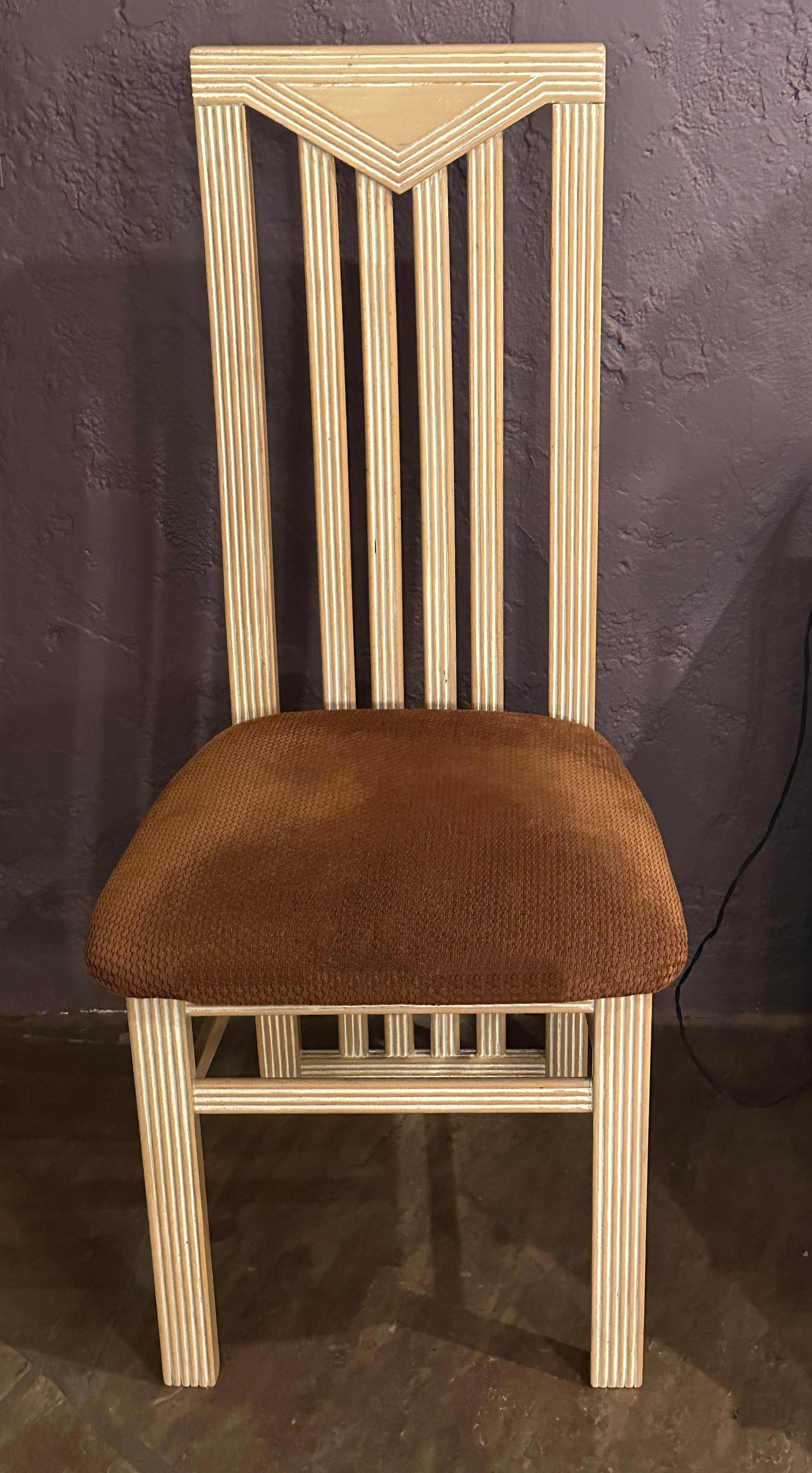 Satz von vier italienischen Esszimmerstühlen aus weiß gewaschenem Memphis-Holz von S.p.A. Tonon im Zustand „Gut“ im Angebot in Pasadena, CA