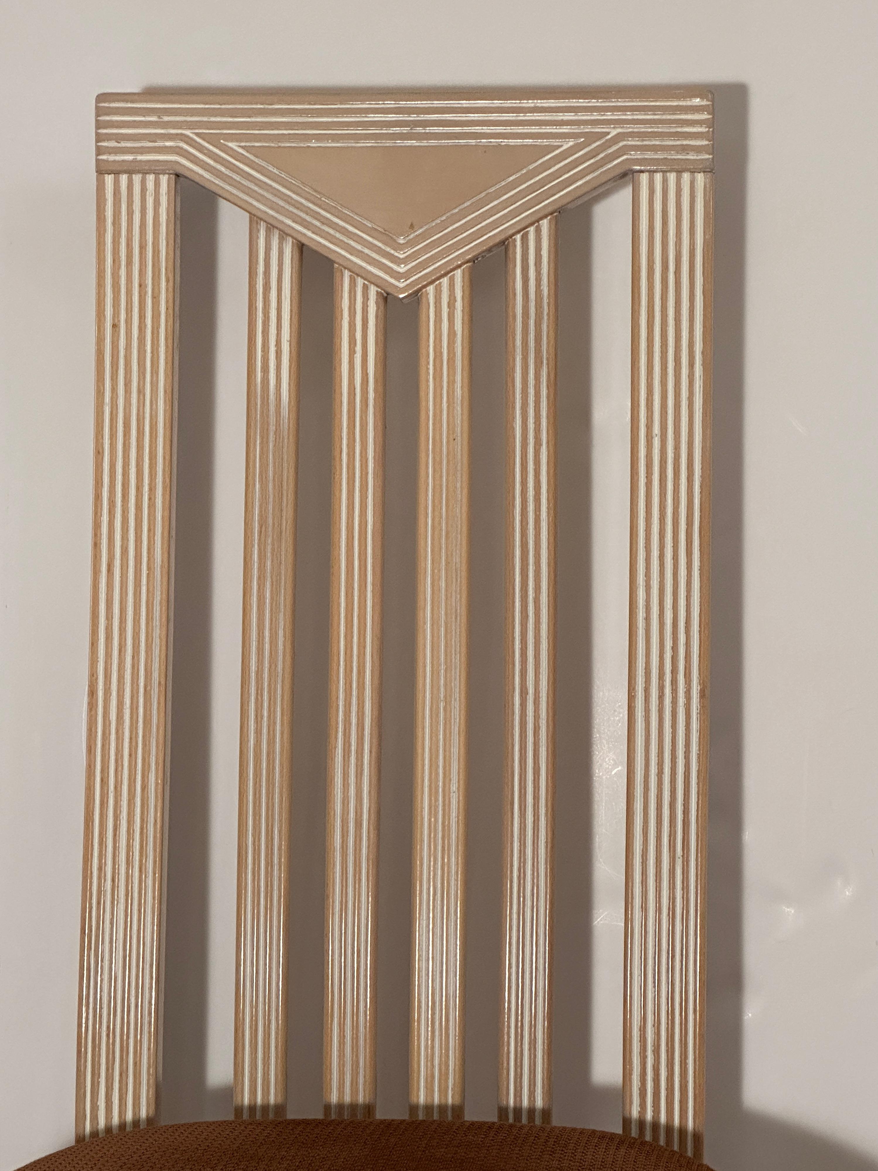 Satz von vier italienischen Esszimmerstühlen aus weiß gewaschenem Memphis-Holz von S.p.A. Tonon (20. Jahrhundert) im Angebot