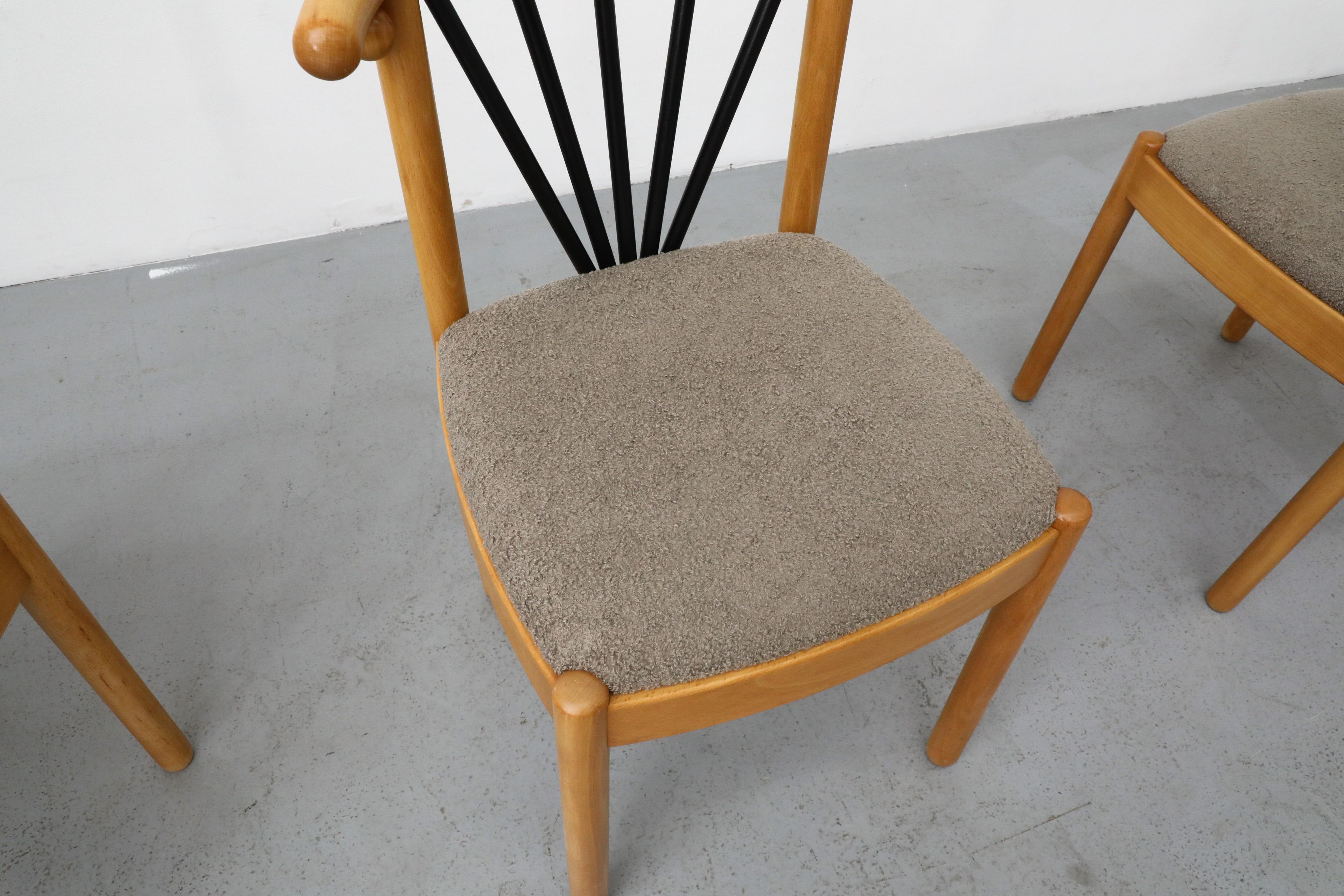 Ensemble de quatre chaises de salle à manger Memphis à dossier incurvé et sièges gris chaud en vente 3