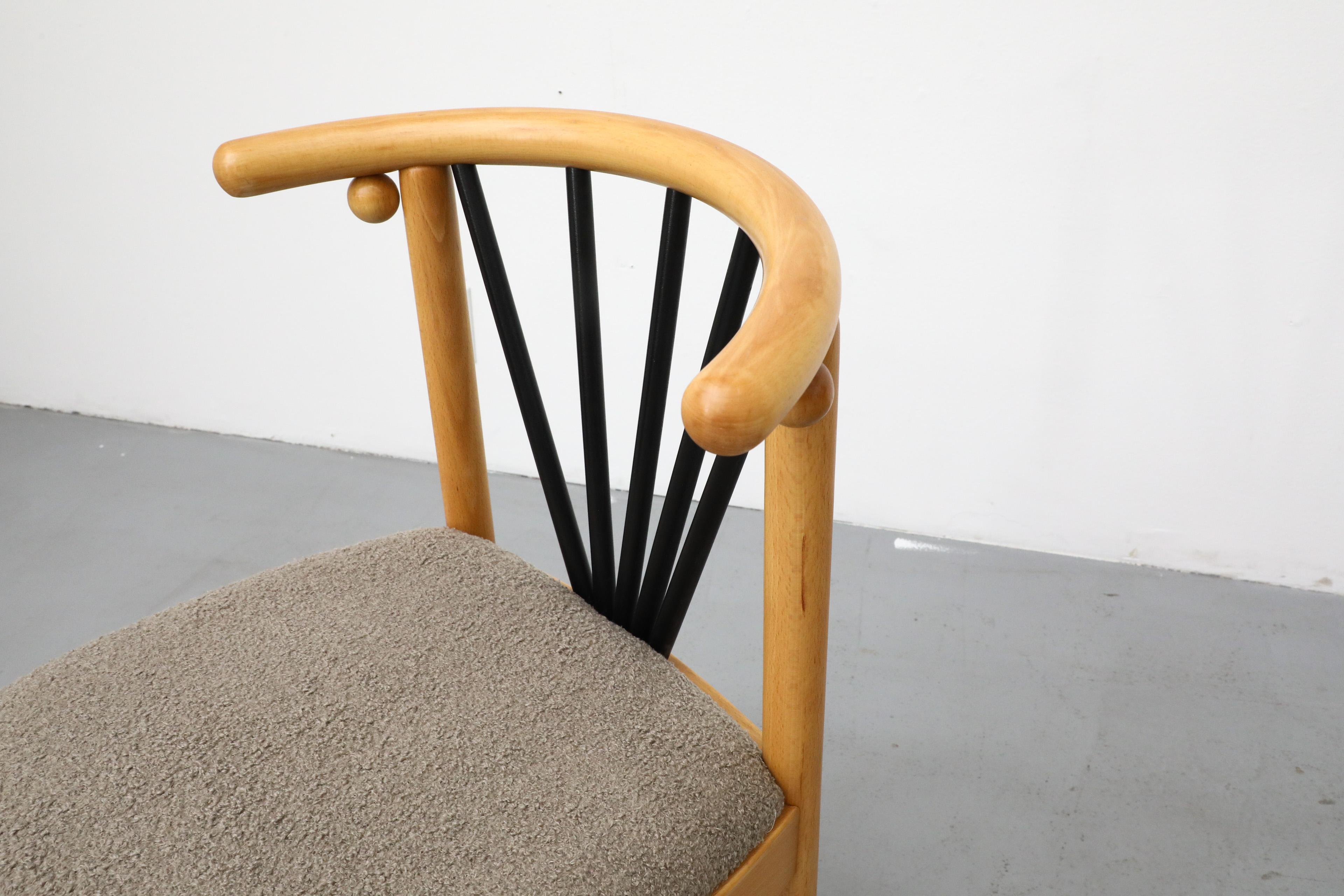 Ensemble de quatre chaises de salle à manger Memphis à dossier incurvé et sièges gris chaud en vente 5