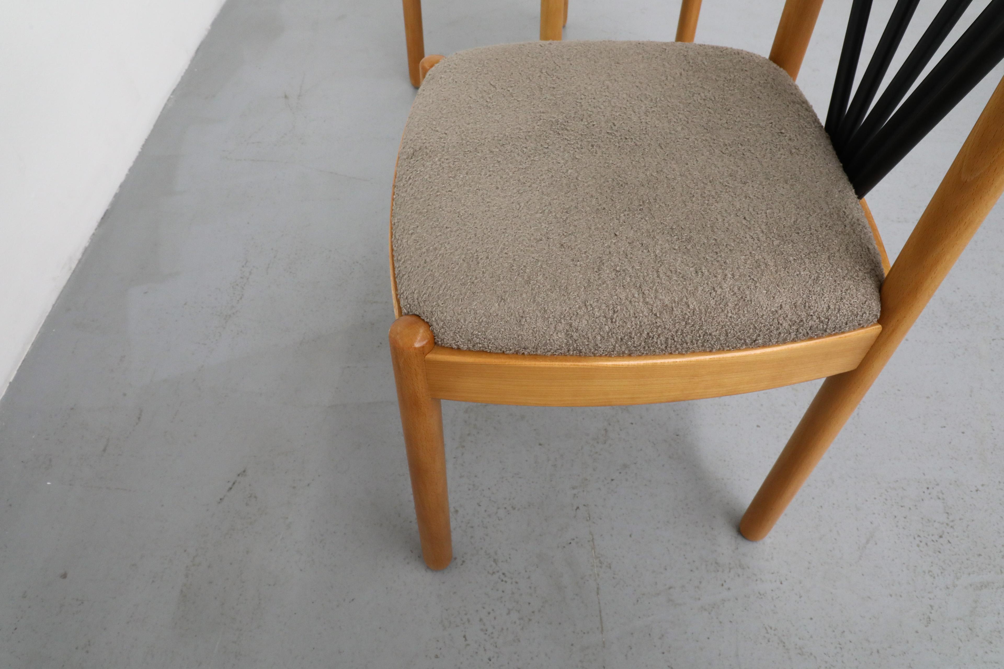 Ensemble de quatre chaises de salle à manger Memphis à dossier incurvé et sièges gris chaud en vente 7