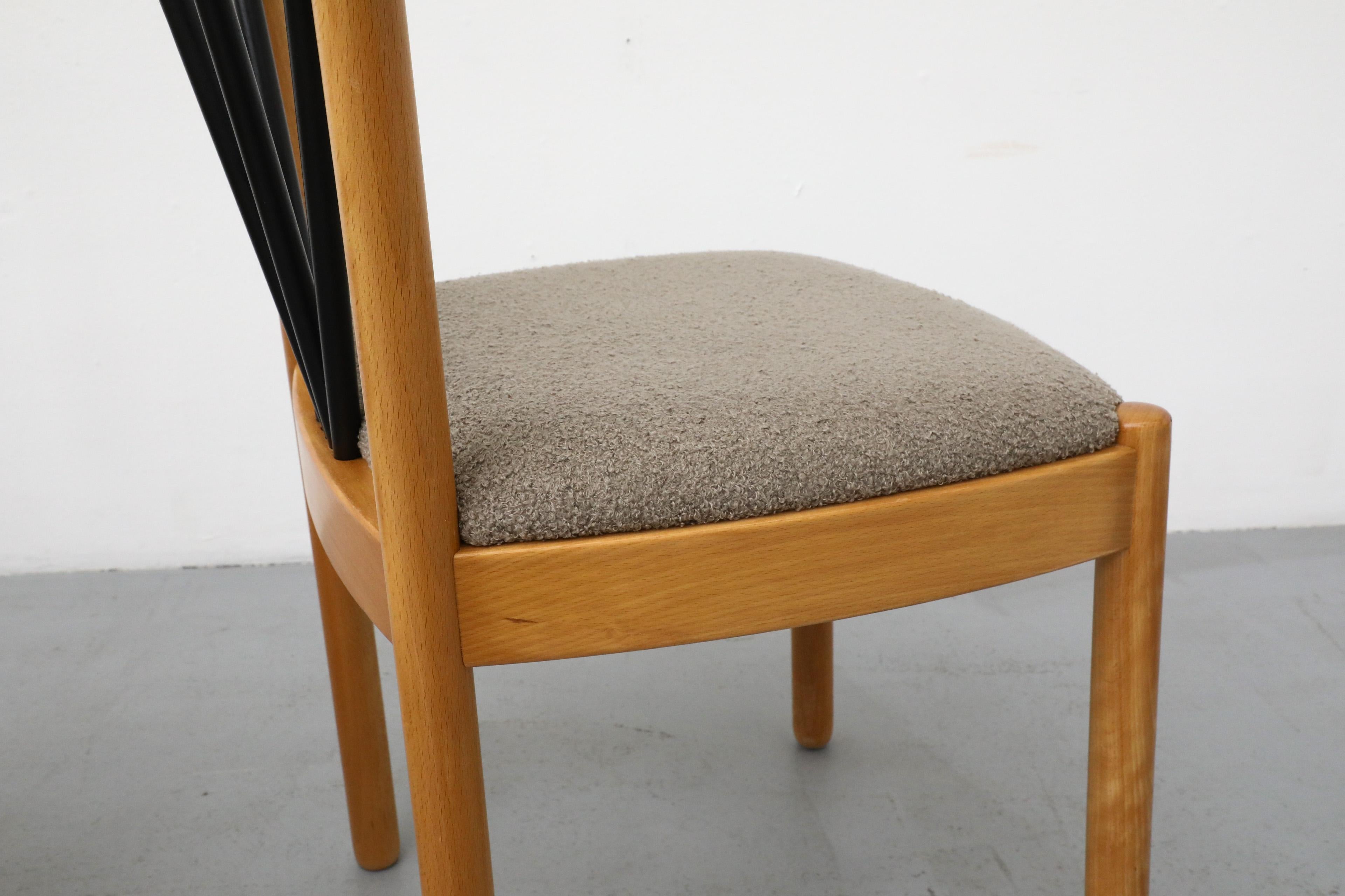 Ensemble de quatre chaises de salle à manger Memphis à dossier incurvé et sièges gris chaud en vente 9