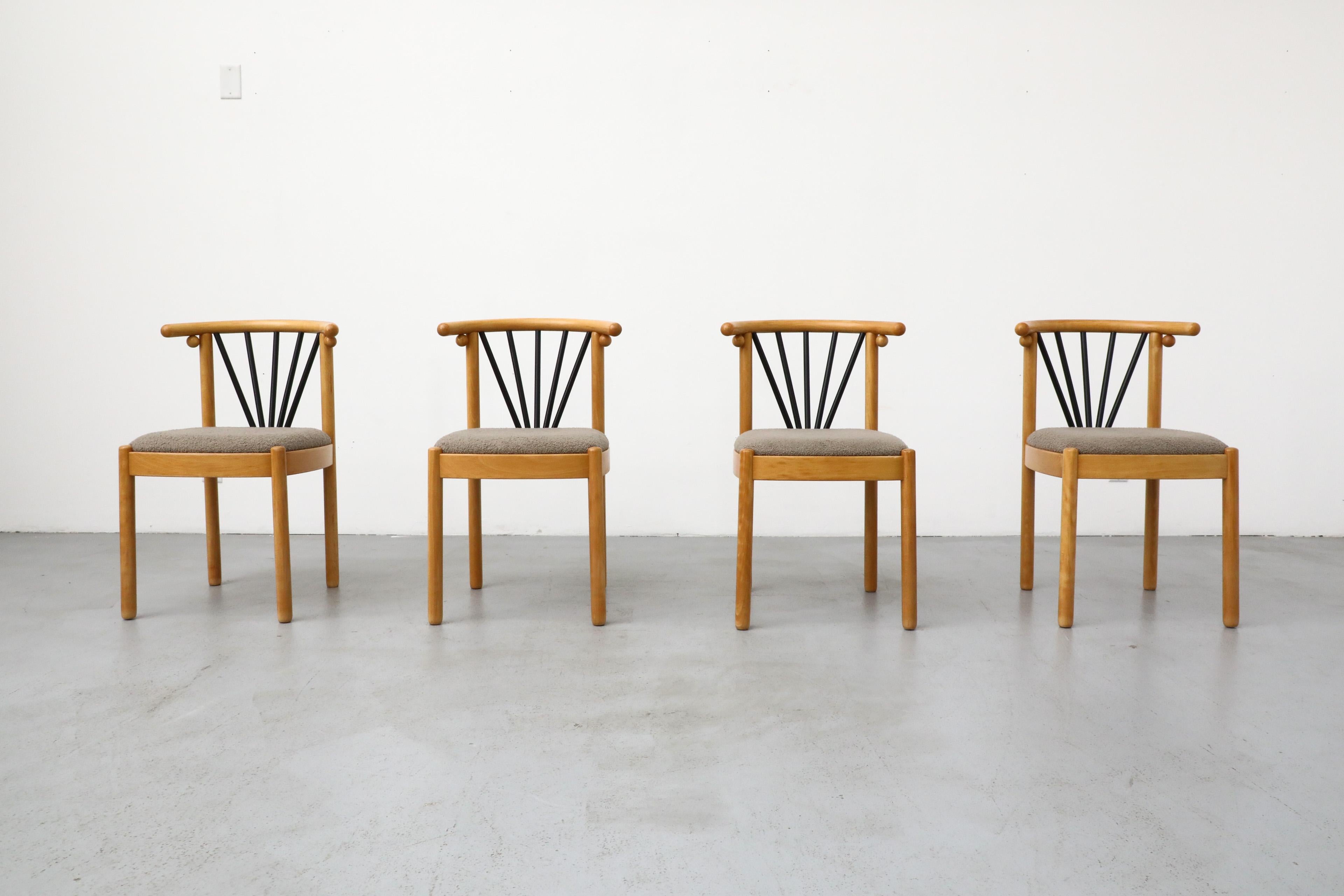 Ensemble de 4 chaises de salle à manger en bois de style Memphis, inspirées par Ettore Sottsass, avec dossier incurvé et assise tapissée gris chaud. Fabriqué par la société Heinrich Spahn à Buren, Allemagne, dans les années 1980. Cadres en bois