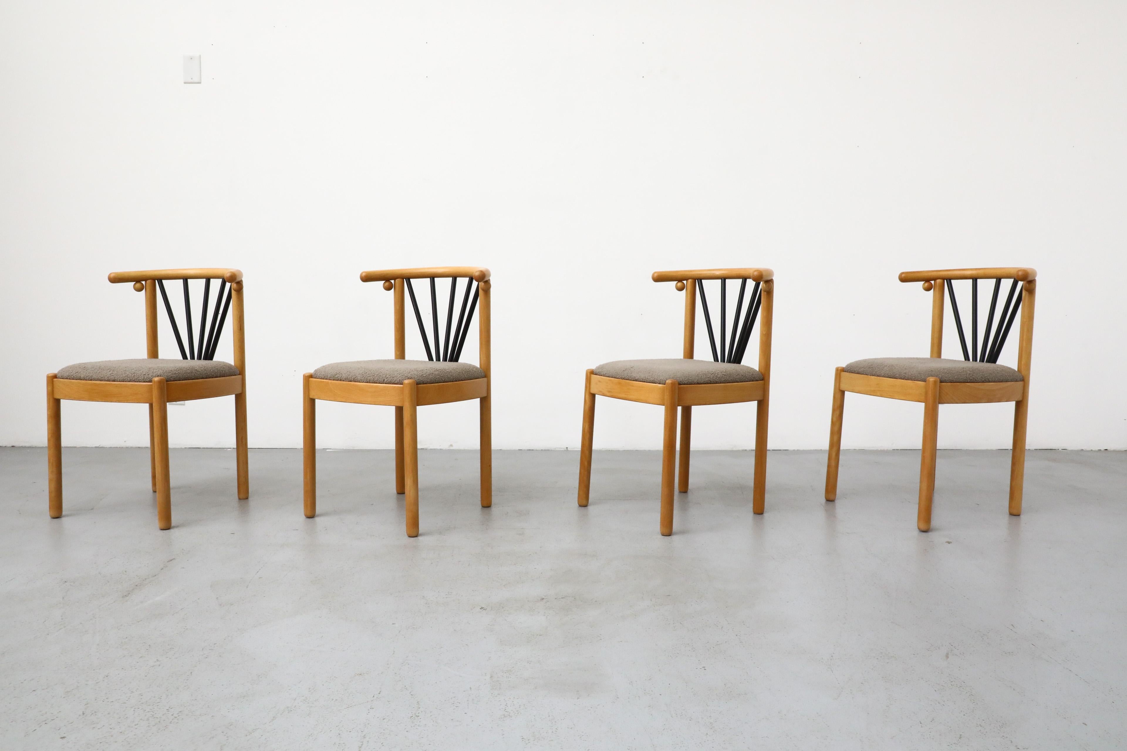 Postmoderne Ensemble de quatre chaises de salle à manger Memphis à dossier incurvé et sièges gris chaud en vente