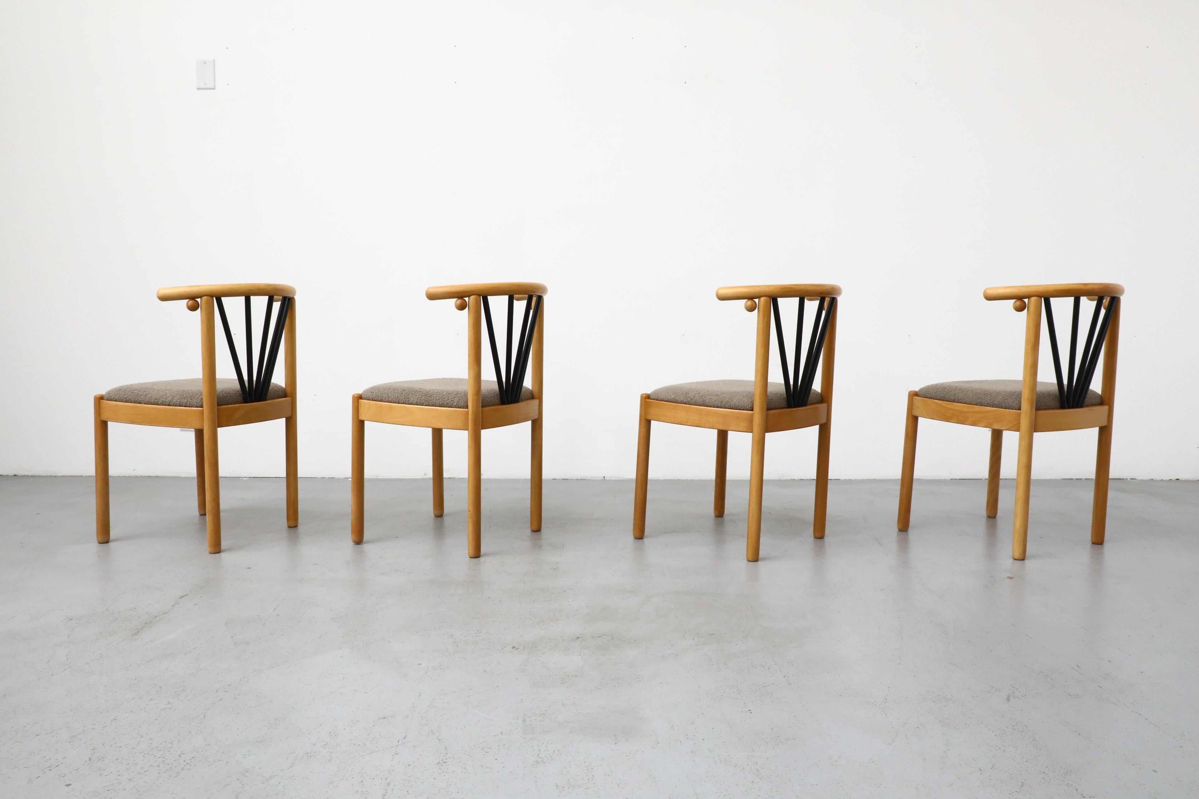 Ensemble de quatre chaises de salle à manger Memphis à dossier incurvé et sièges gris chaud Bon état - En vente à Los Angeles, CA