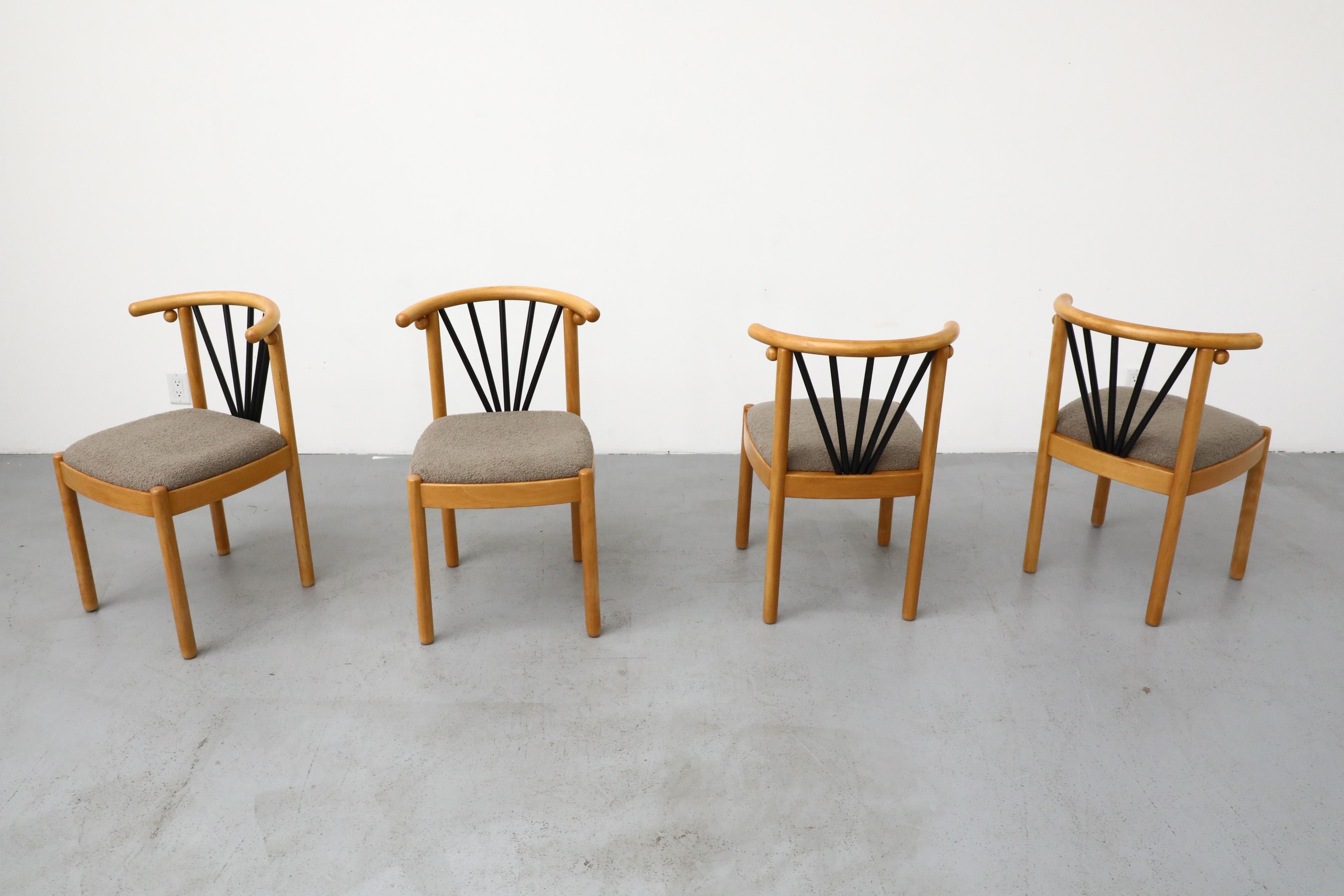 Ensemble de quatre chaises de salle à manger Memphis à dossier incurvé et sièges gris chaud en vente 1