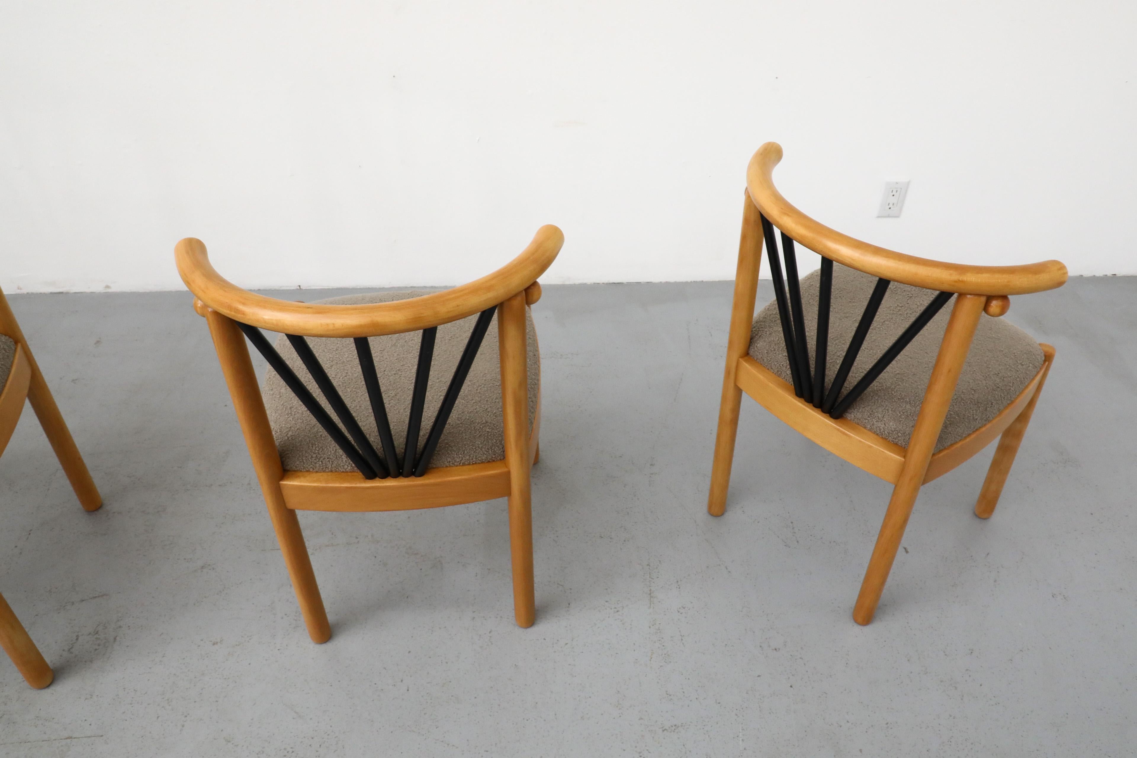 Ensemble de quatre chaises de salle à manger Memphis à dossier incurvé et sièges gris chaud en vente 2