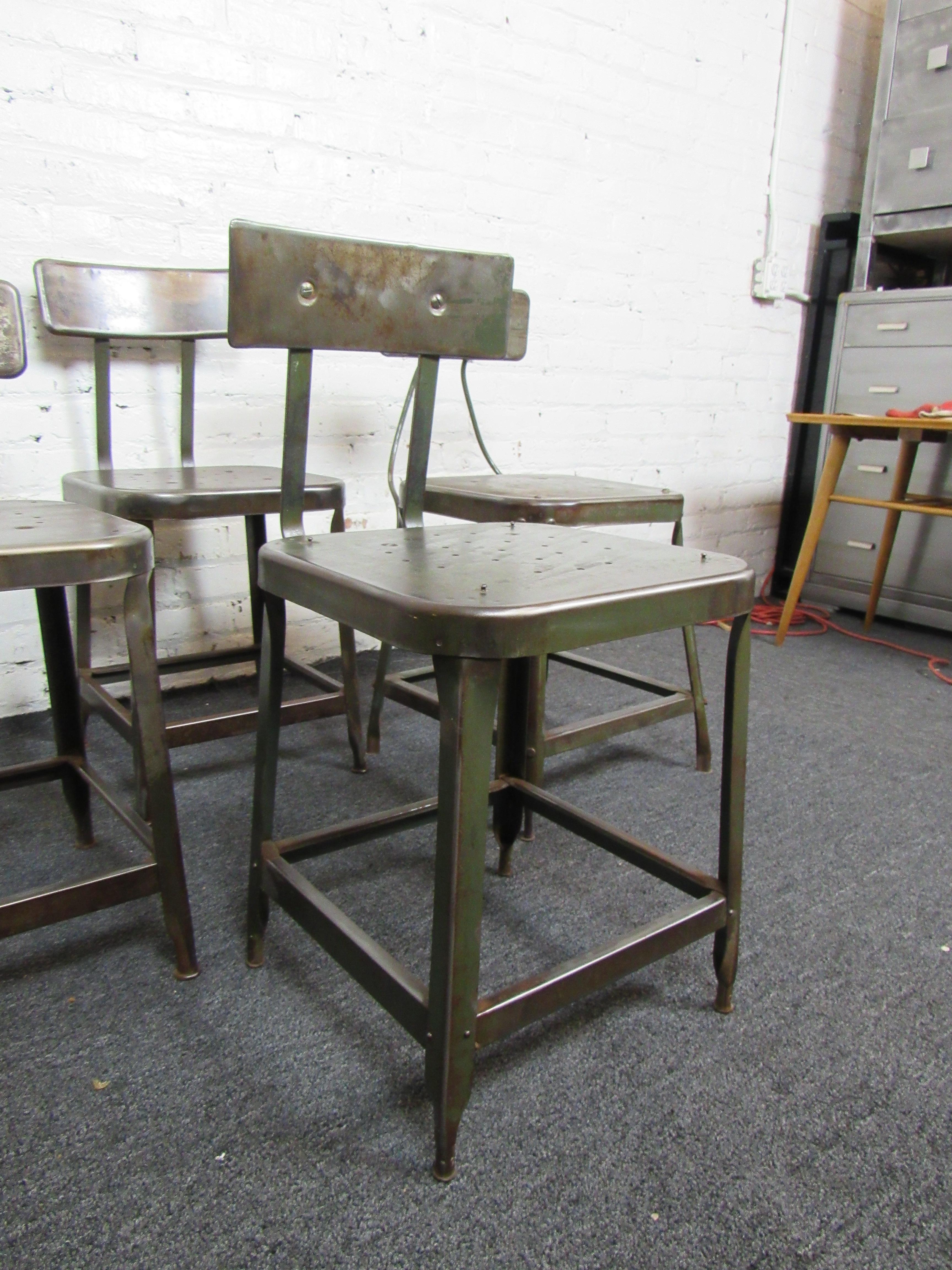 Satz von vier Metallstühlen aus der Fabrik  im Zustand „Gut“ im Angebot in Brooklyn, NY