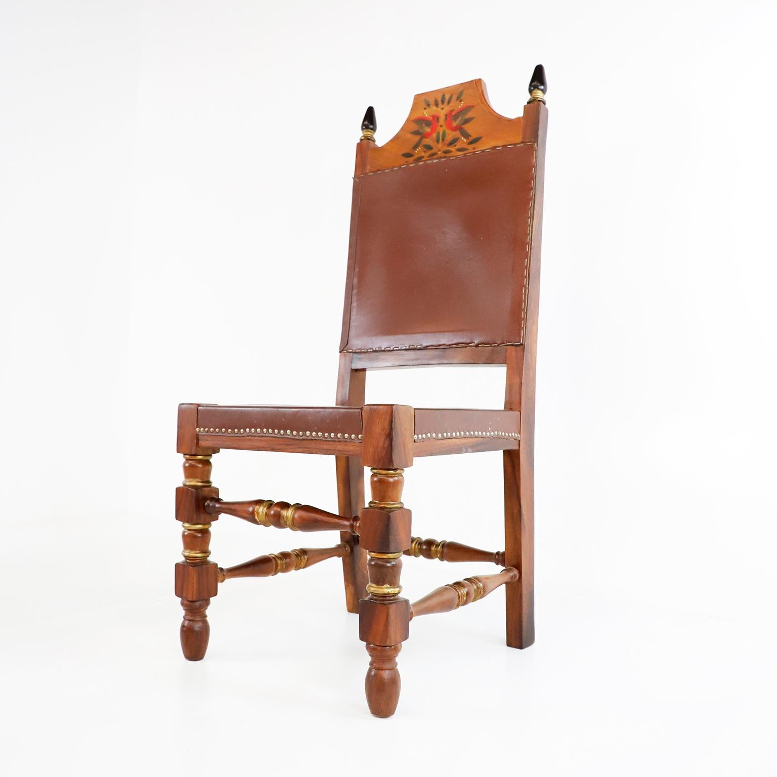Set aus vier mexikanischen Stühlen, entworfen und handbemalt von Alejandro Rangel Hidalgo (Mitte des 20. Jahrhunderts) im Angebot