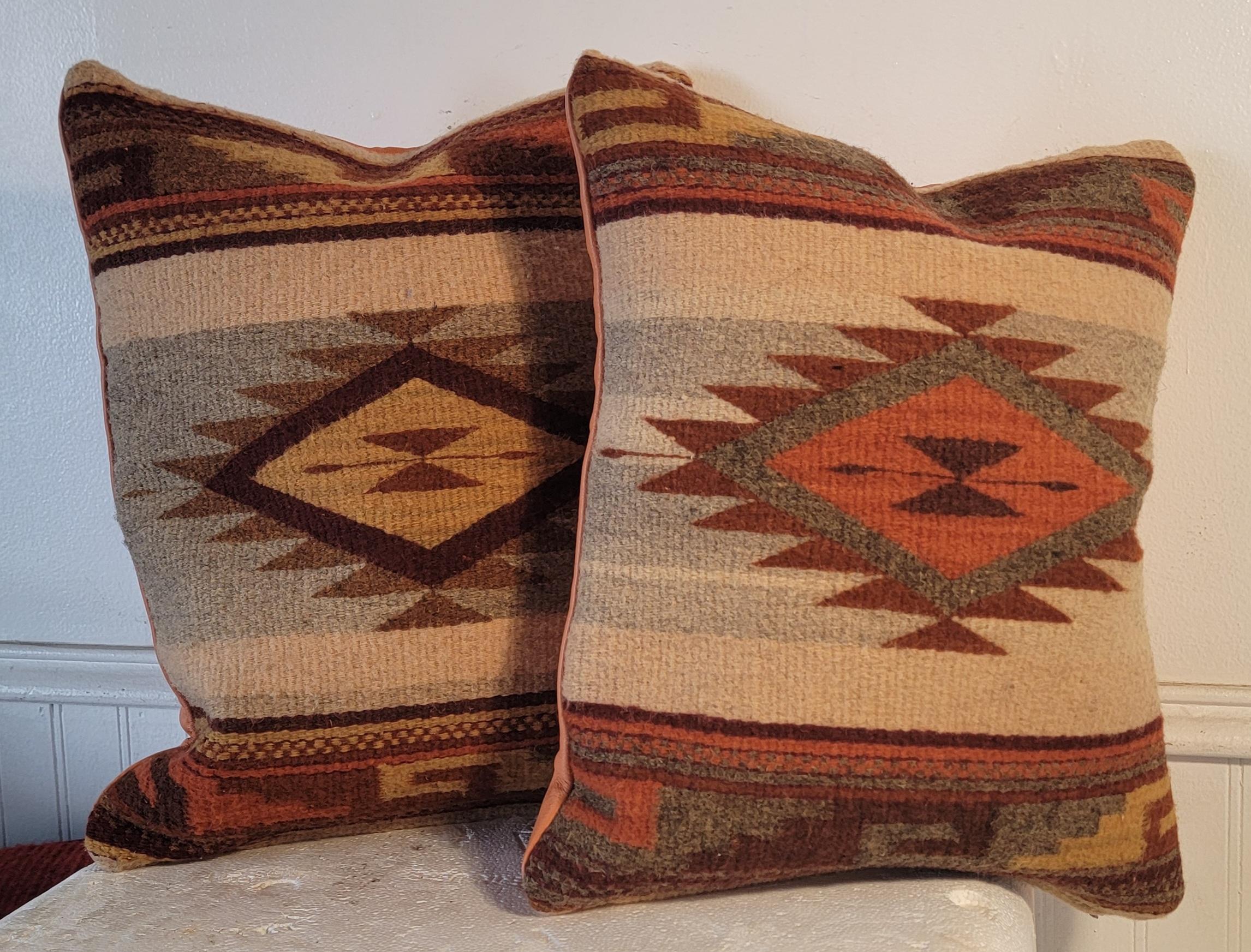 Intreccio Mexican Indian trasformato in cuscini. 
Una splendida palette di colori in un disegno che abbaglia gli occhi. 
Tutti i cuscini hanno un modello simile e differiscono leggermente tra loro. 

Chiedi informazioni sull'acquisto individuale. 