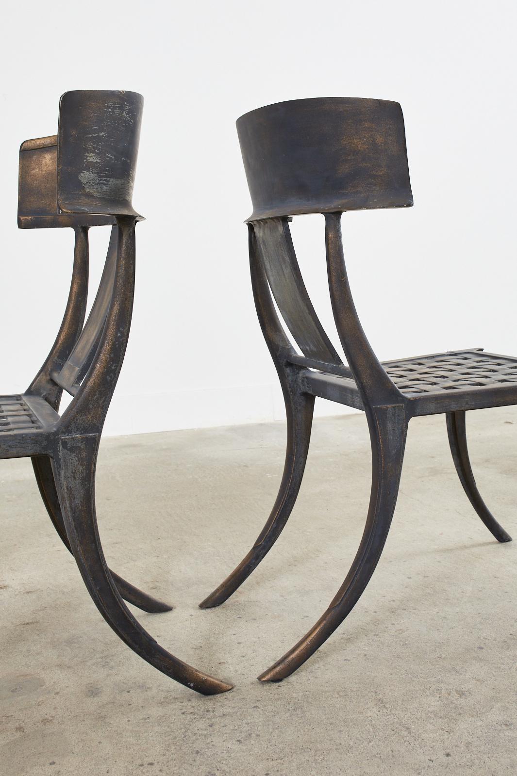 Satz von vier Klismos-Esszimmerstühlen aus bronziertem Metall von Michael Taylor im Angebot 3