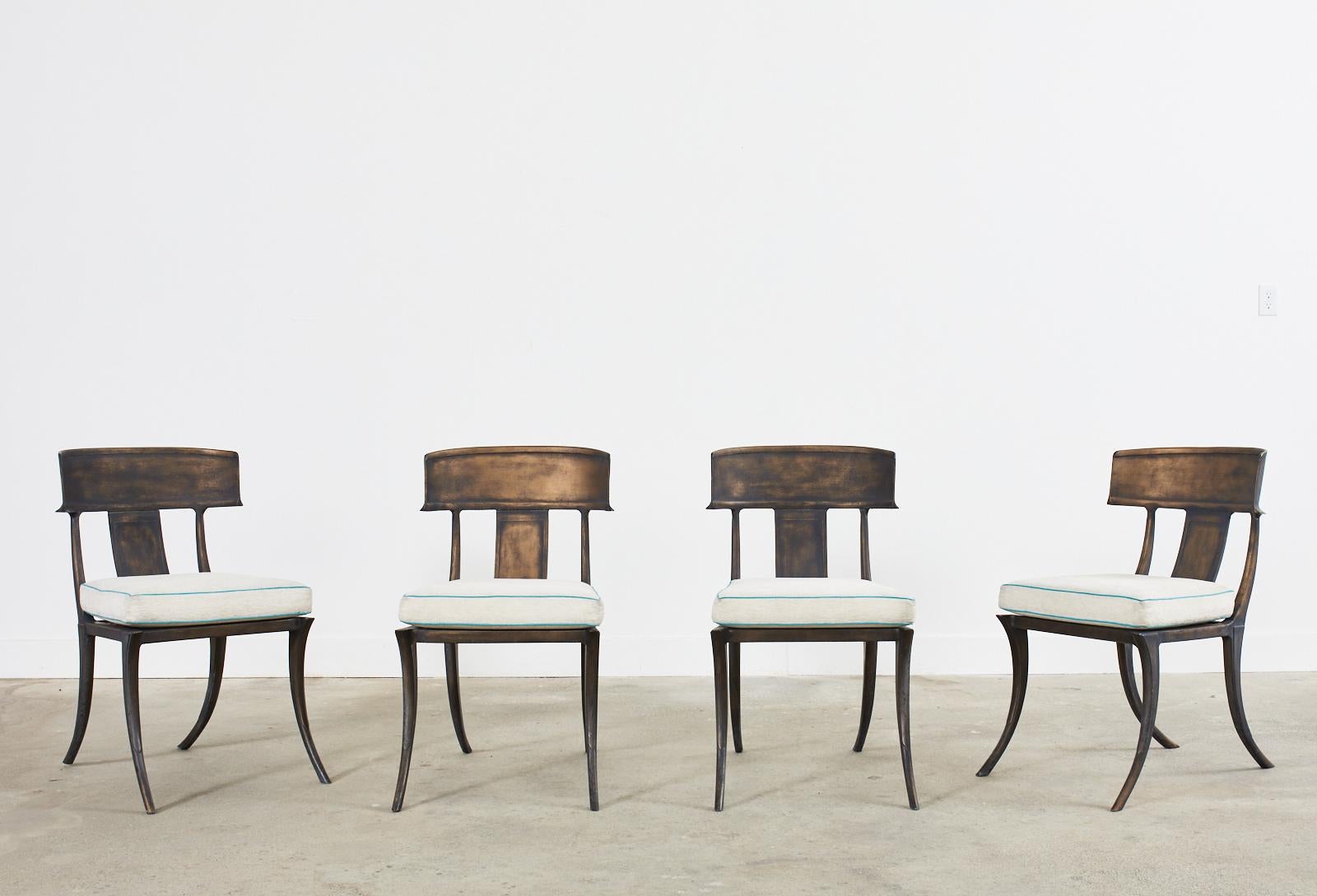 Satz von vier Klismos-Esszimmerstühlen aus bronziertem Metall von Michael Taylor (Neoklassisch) im Angebot