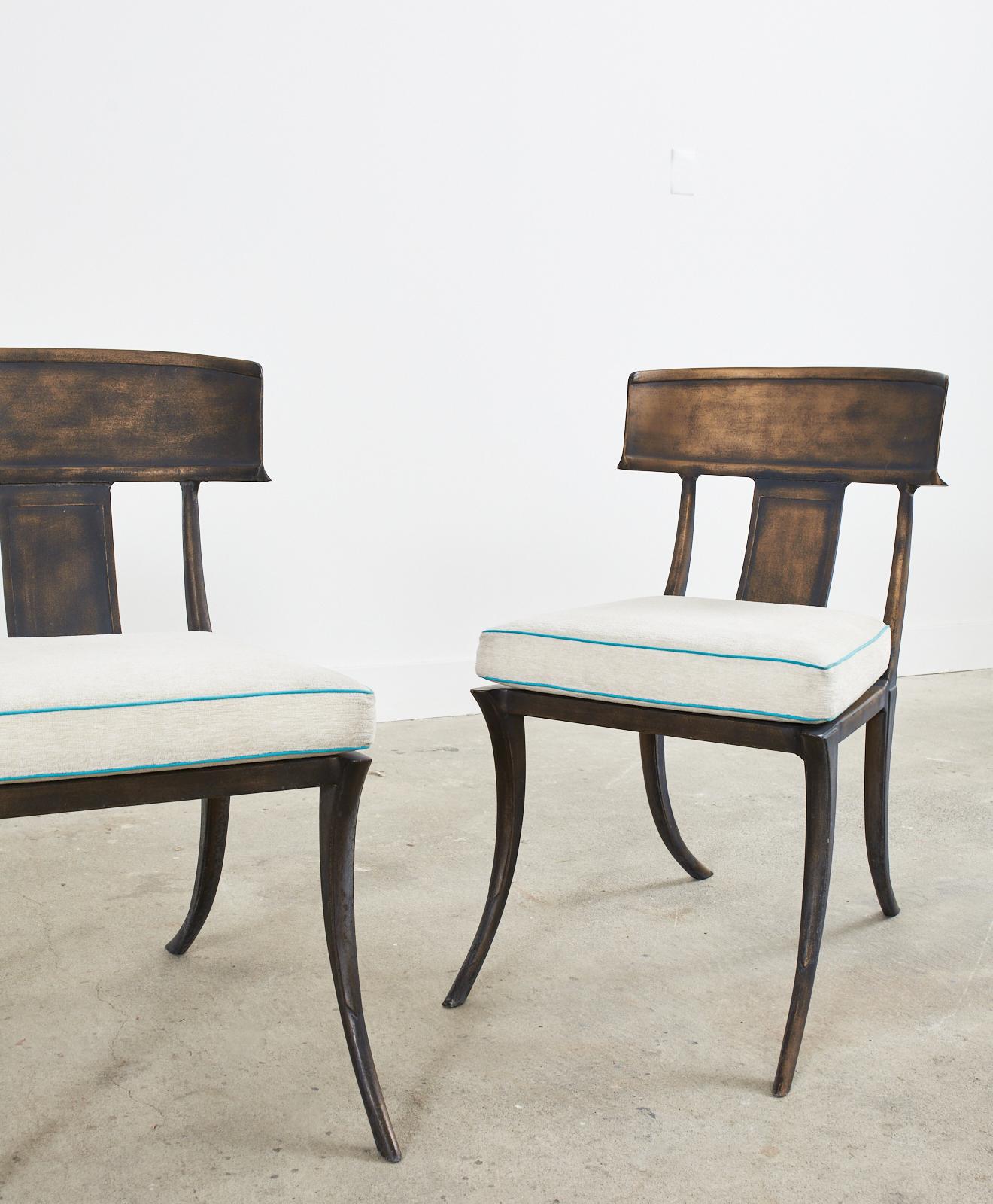 Satz von vier Klismos-Esszimmerstühlen aus bronziertem Metall von Michael Taylor (amerikanisch) im Angebot