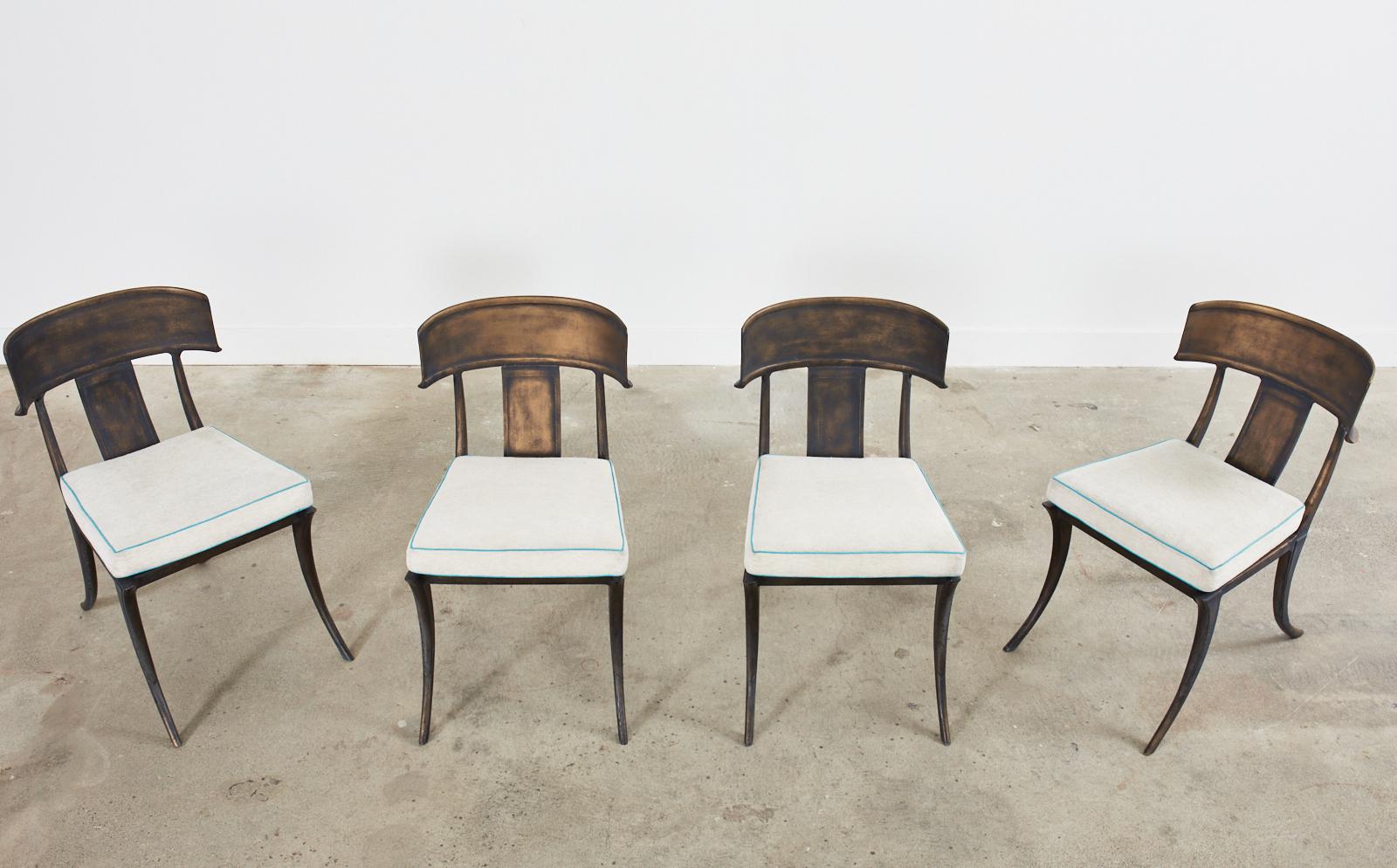 Satz von vier Klismos-Esszimmerstühlen aus bronziertem Metall von Michael Taylor (Bronziert) im Angebot