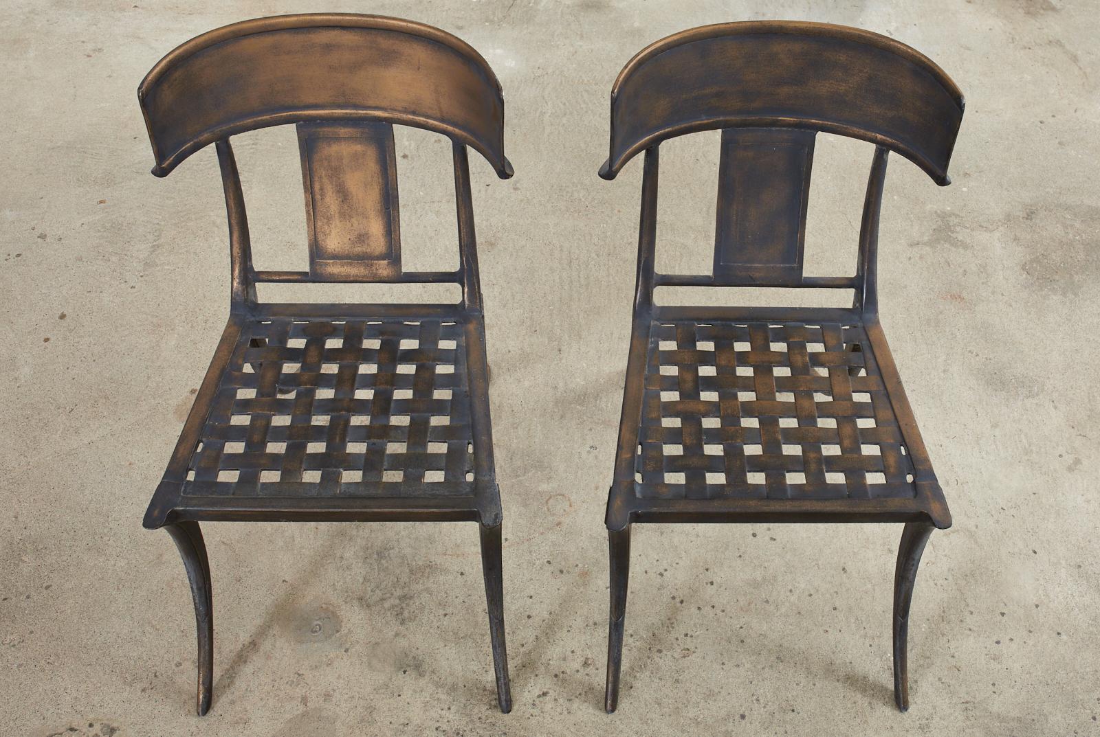 Satz von vier Klismos-Esszimmerstühlen aus bronziertem Metall von Michael Taylor (21. Jahrhundert und zeitgenössisch) im Angebot