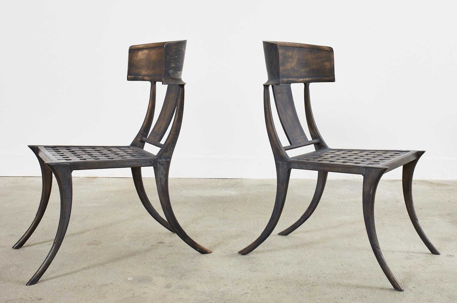 Satz von vier Klismos-Esszimmerstühlen aus bronziertem Metall von Michael Taylor (Aluminium) im Angebot