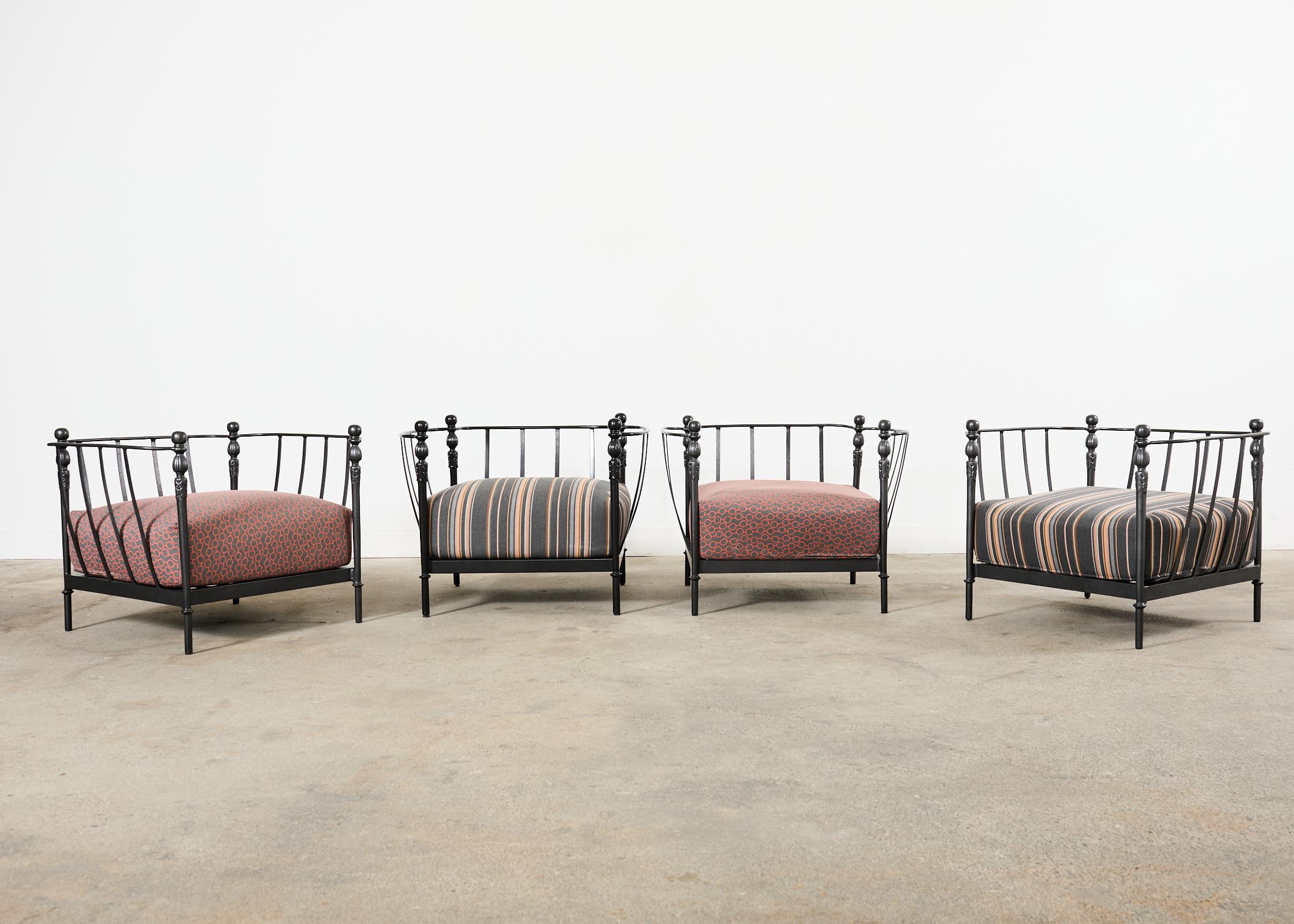 Ensemble iconique de quatre chaises de patio et de jardin Montecito conçues par Michael Taylor. L'ensemble comprend des cadres récemment repeints à la poudre dans une finition en métal gun très sombre, avec une chaise ayant une finition légèrement