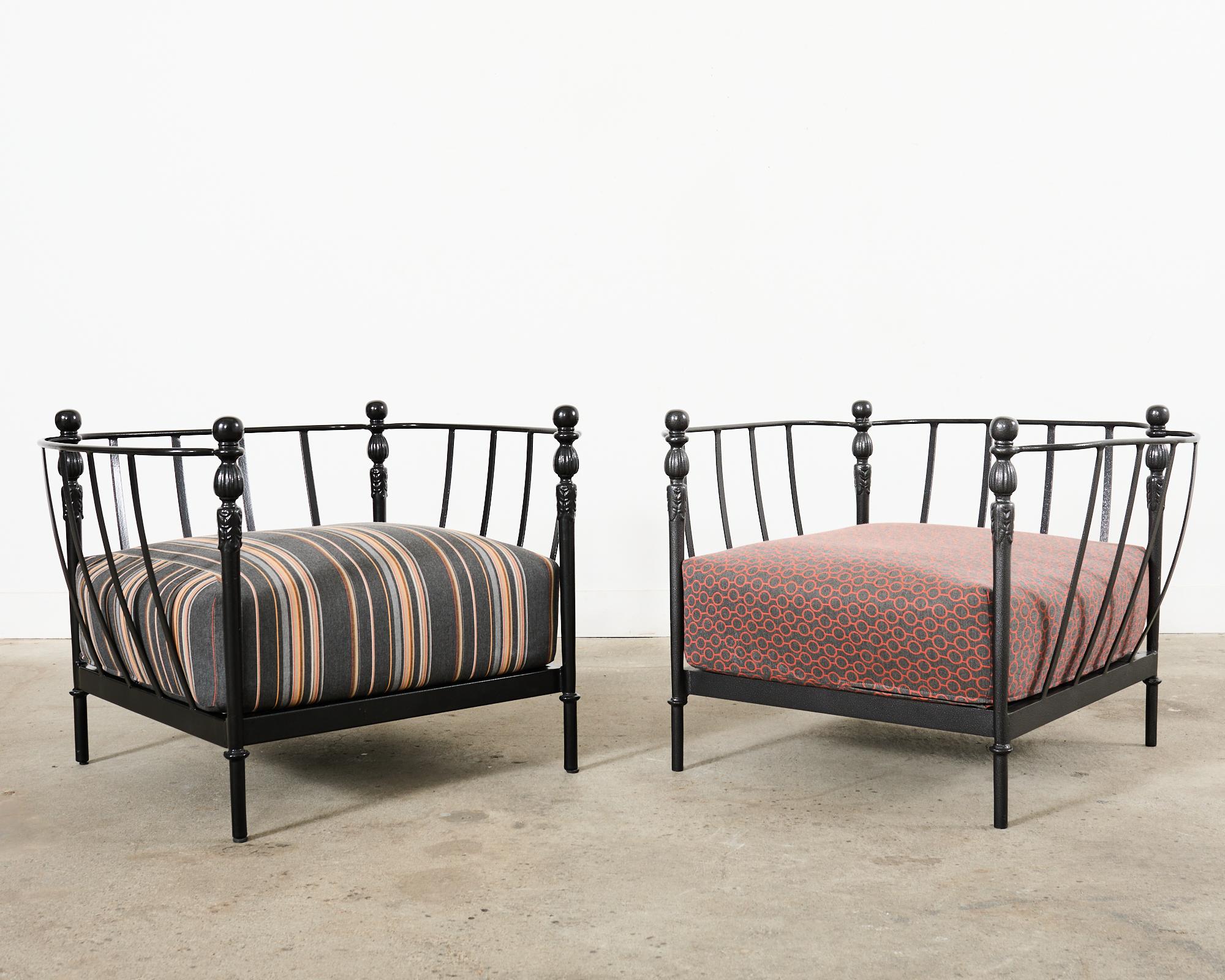 Poudré Ensemble de quatre chaises Montecito de Michael Taylor Design en vente
