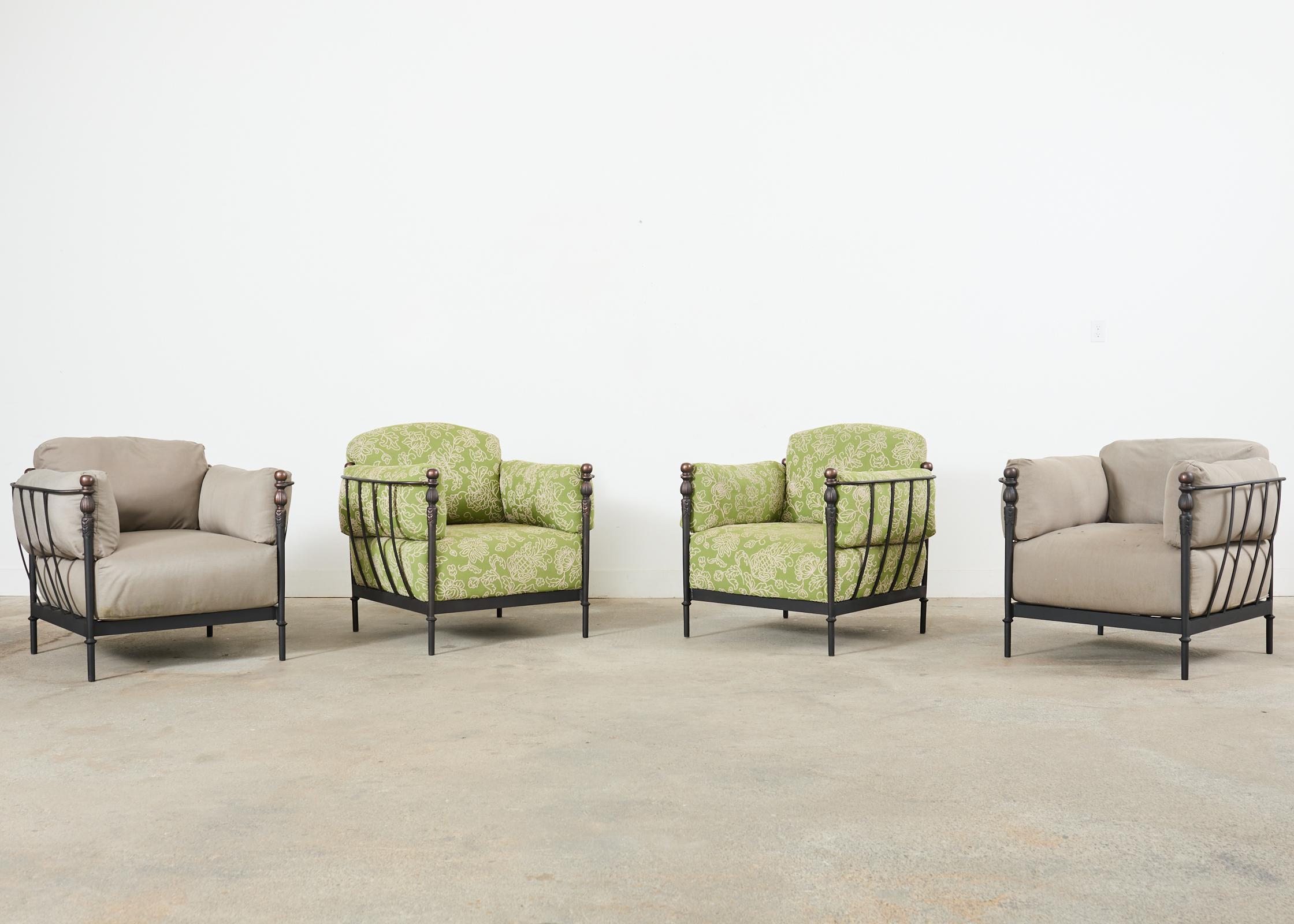 Ikonisches Label-Set aus vier Montecito-Stühlen im neoklassischen Stil von Michael Taylor Designs mit zwei Montecito-Drinkbeistelltischen aus Kunststein. Die Terrassen- und Gartengarnitur ist aus massivem Aluminium mit einer dezenten bronzierten