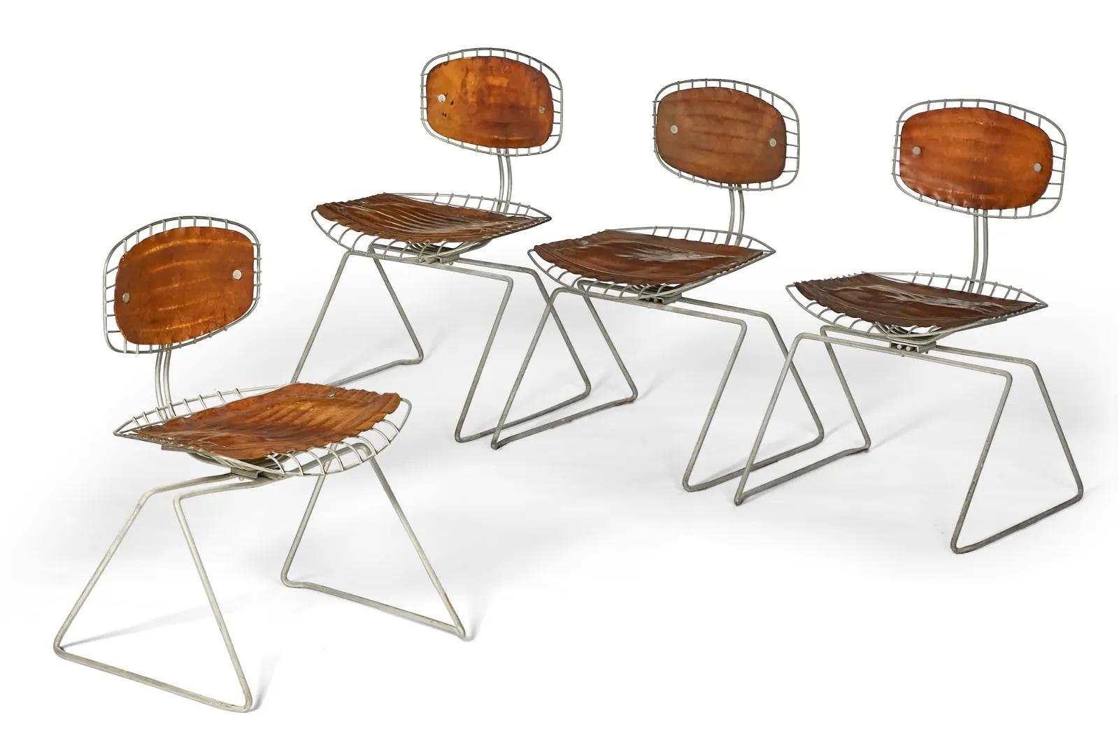 Un ensemble assorti de quatre chaises Beaubourg en cuir et métal de Michel Cadestin et Georges Laurent, provenant du Centre Georges Pompidou, Paris. Ces chaises ont été conçues en 1976 pour le concours visant à déterminer les chaises qui seraient