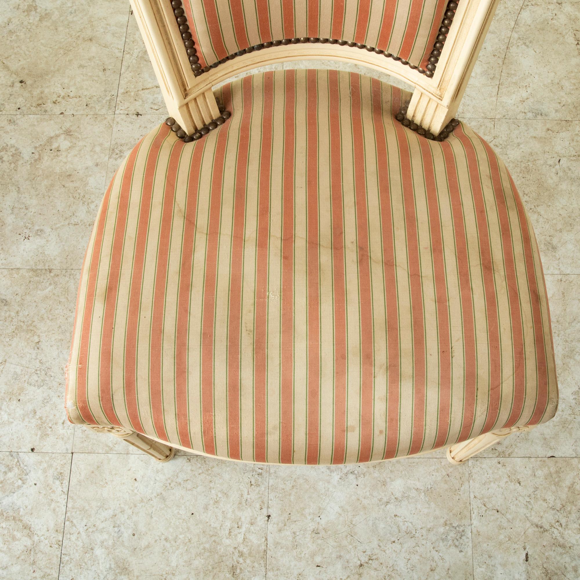 Satz von vier französischen bemalten Esszimmerstühlen im Louis-XVI.-Stil aus der Mitte des 20. Jahrhunderts im Angebot 7