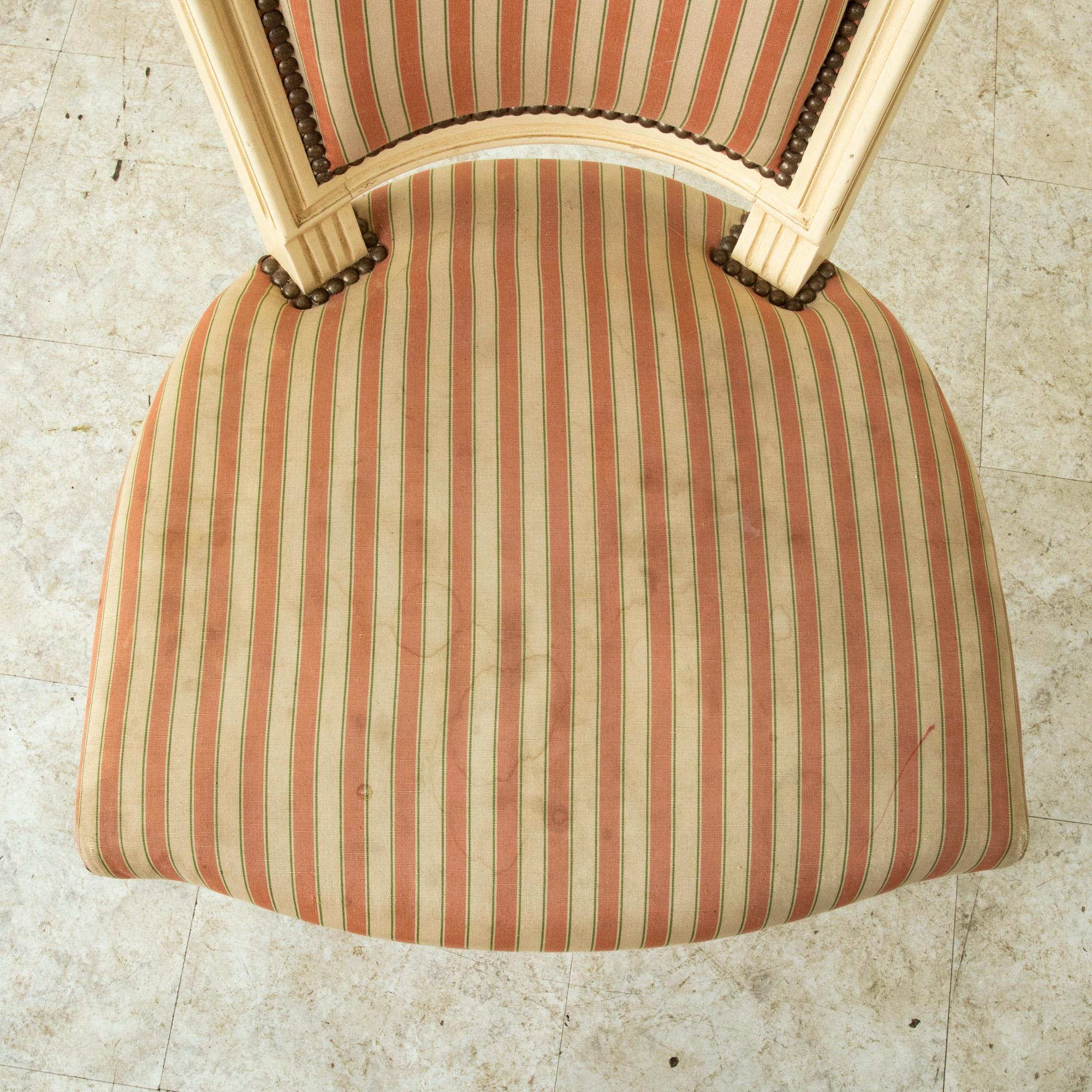 Satz von vier französischen bemalten Esszimmerstühlen im Louis-XVI.-Stil aus der Mitte des 20. Jahrhunderts im Angebot 9