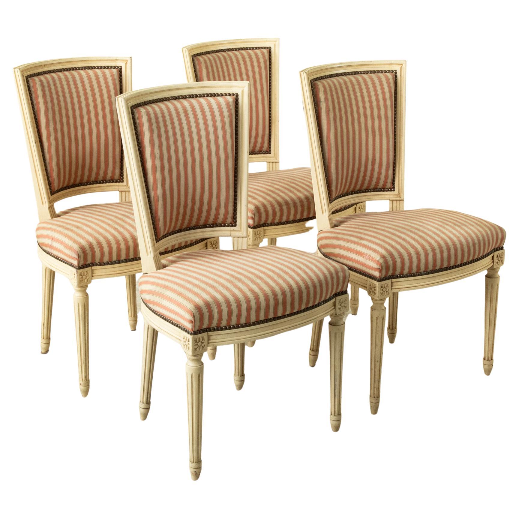 Ensemble de quatre chaises de salle à manger françaises peintes de style Louis XVI du milieu du 20e siècle en vente