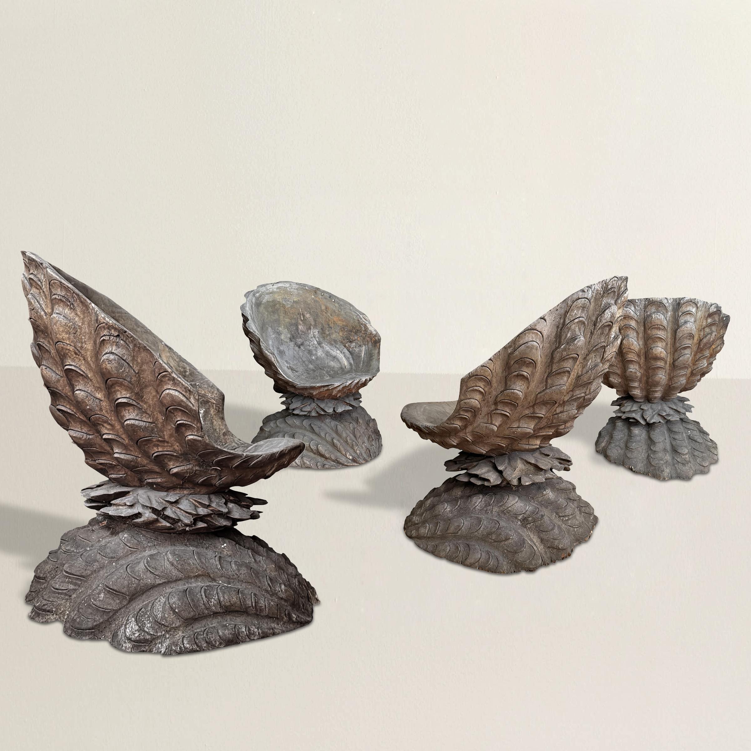 Escultural, caprichoso y un tanto surrealista, este conjunto de cuatro sillas de jardín de teca tallada a mano de mediados del siglo XX traslada el romanticismo de la tradición italiana de las grutas a la vida cotidiana. Cada silla es una