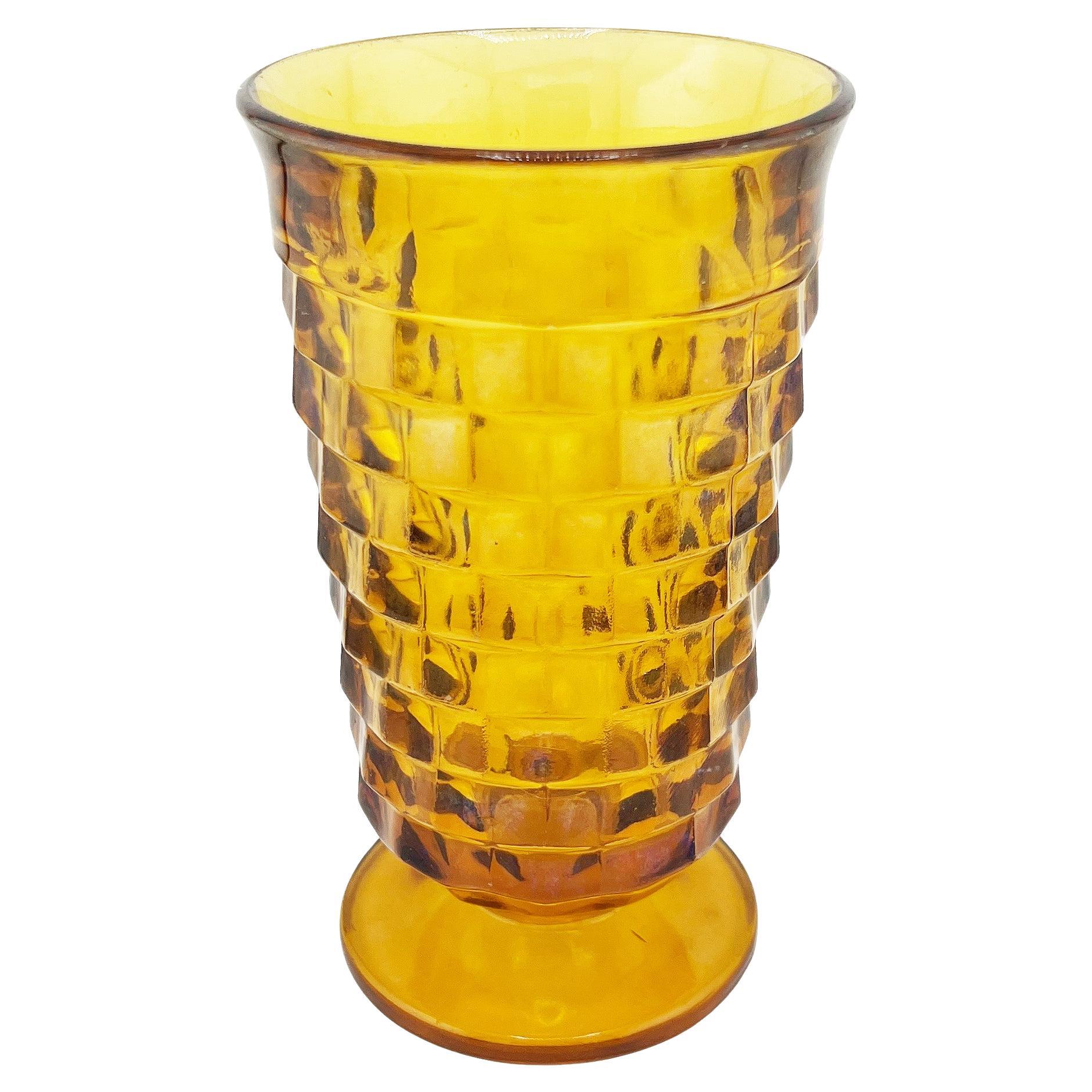 Ces luxueux gobelets en verre ambré du milieu du siècle exsudent l'élégance intemporelle des réceptions d'antan. Fabriquée dans les années 1950-1960, chaque pièce présente un motif en nid d'abeille texturé et raffiné qui brille dans une riche